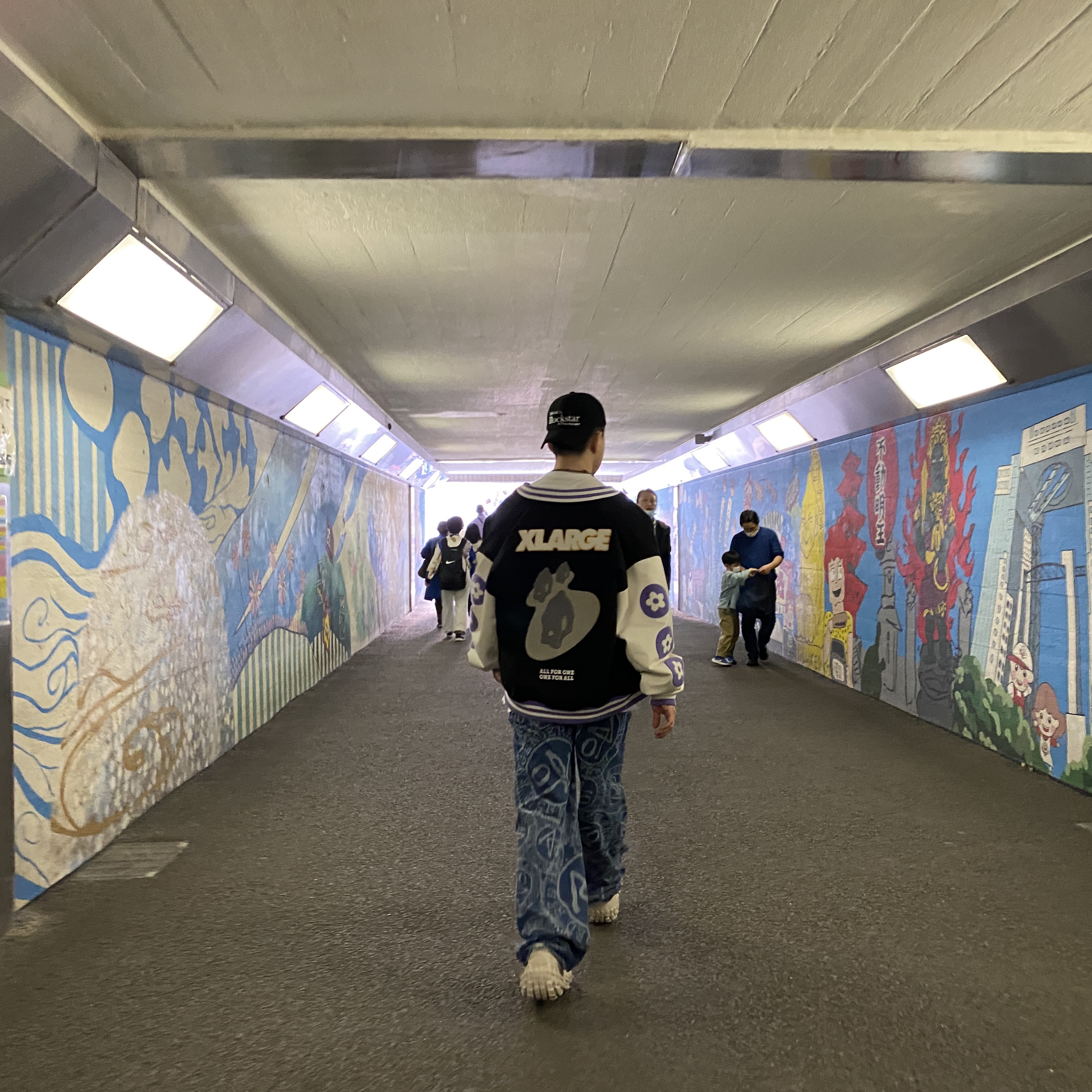 Vandy The Pink x XLarge Varsity Jacket, Balenciaga Defender Sneakers Beige 착용 스타일