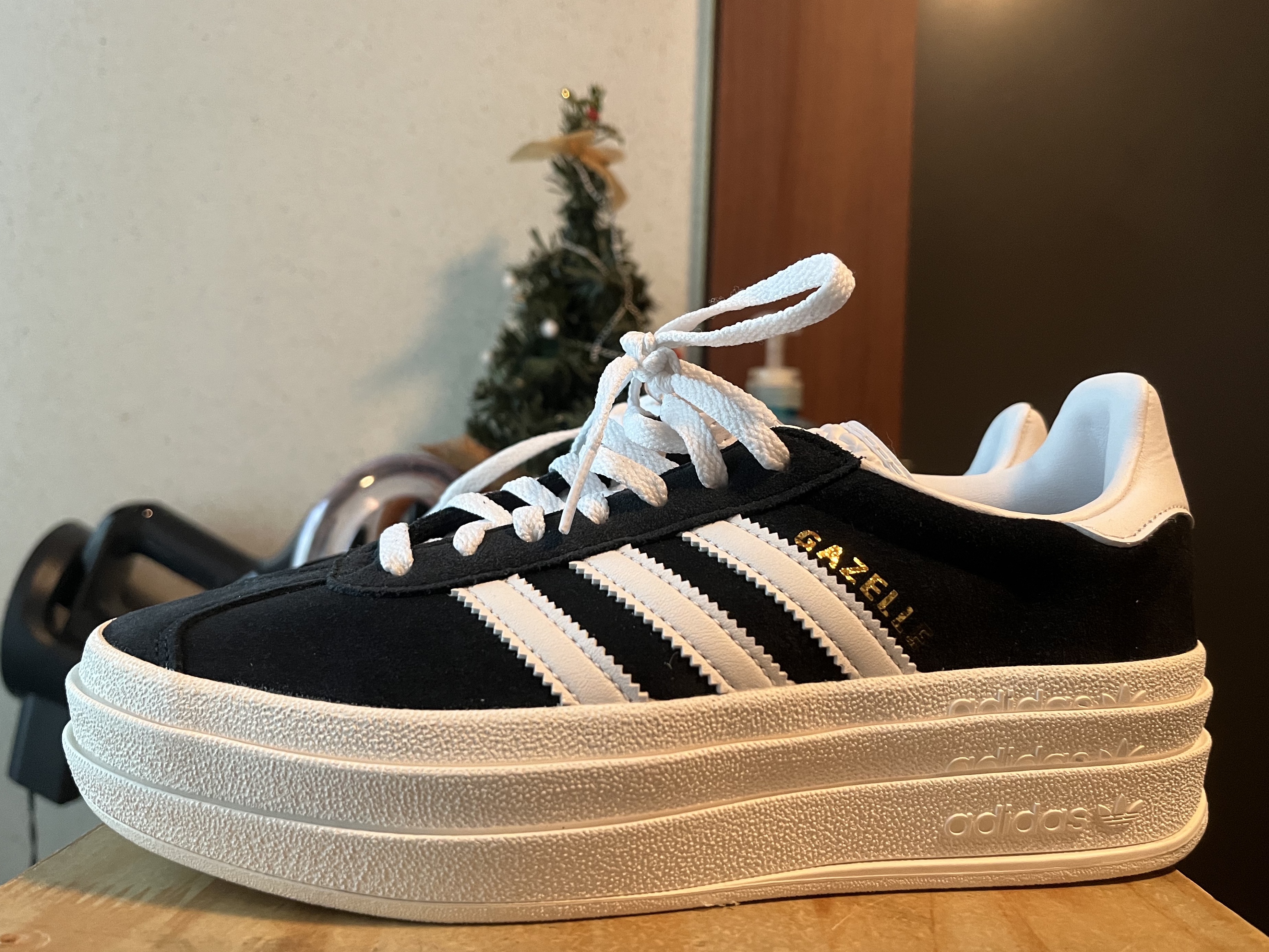 (W) Adidas Gazelle Bold Core Black Cloud White 착용 스타일