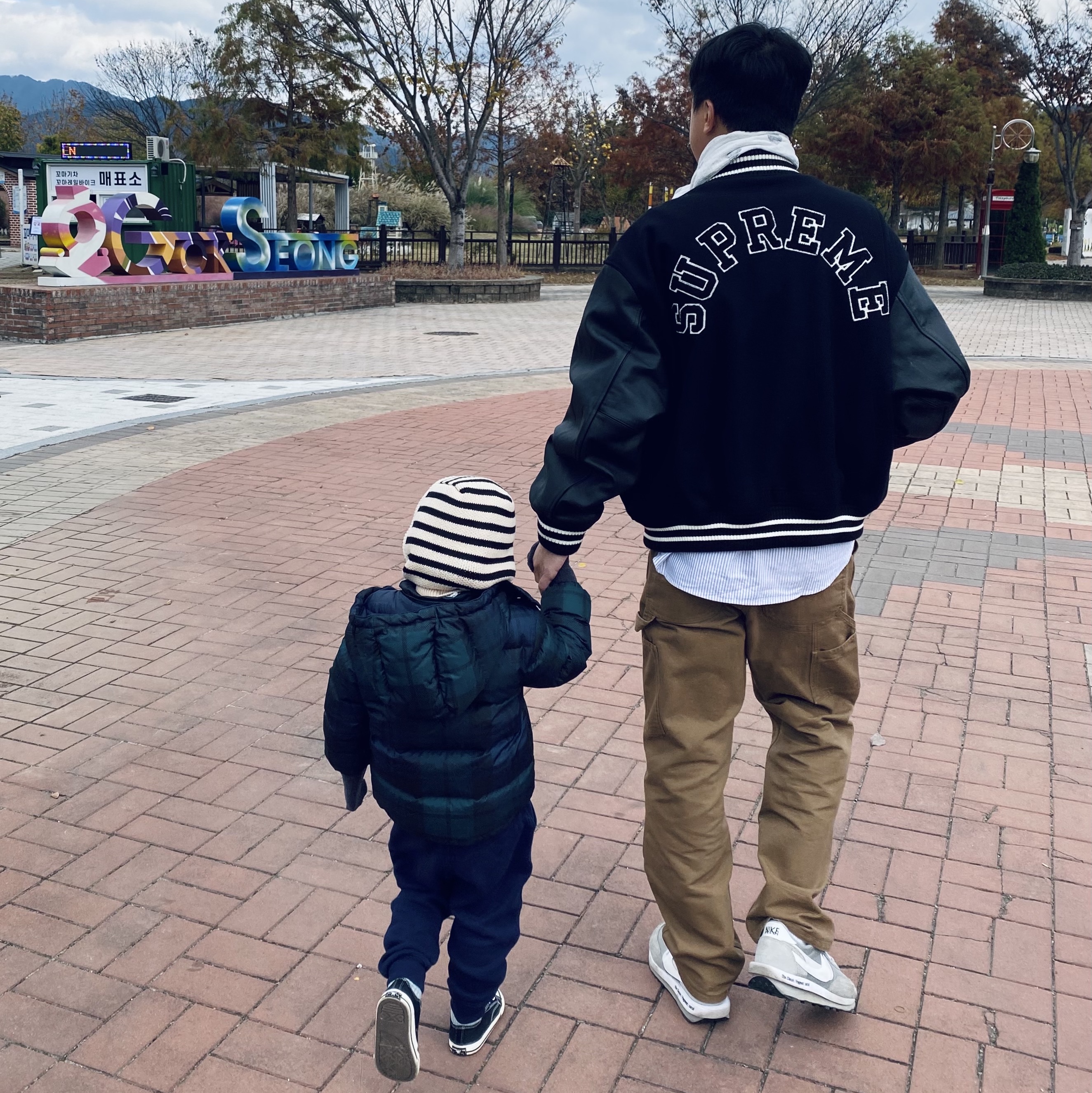 Supreme Tiger Varsity Jacket Black - 23FW, Nike x Sacai x Fragment LDWaffle Light Smoke Grey 착용 스타일 - 1