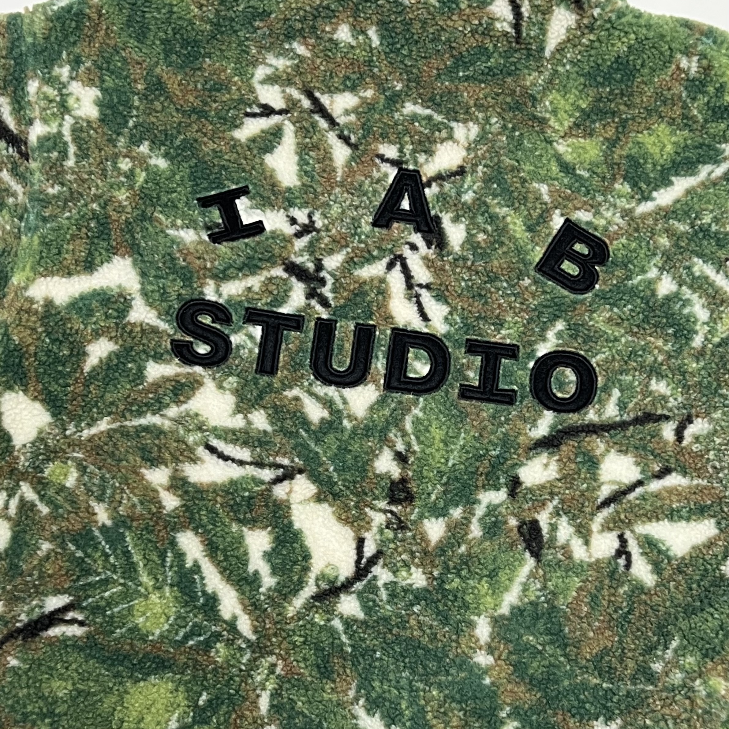 IAB Studio x Helinox Jacquard Half Zip-Up Bukhansan 착용 스타일