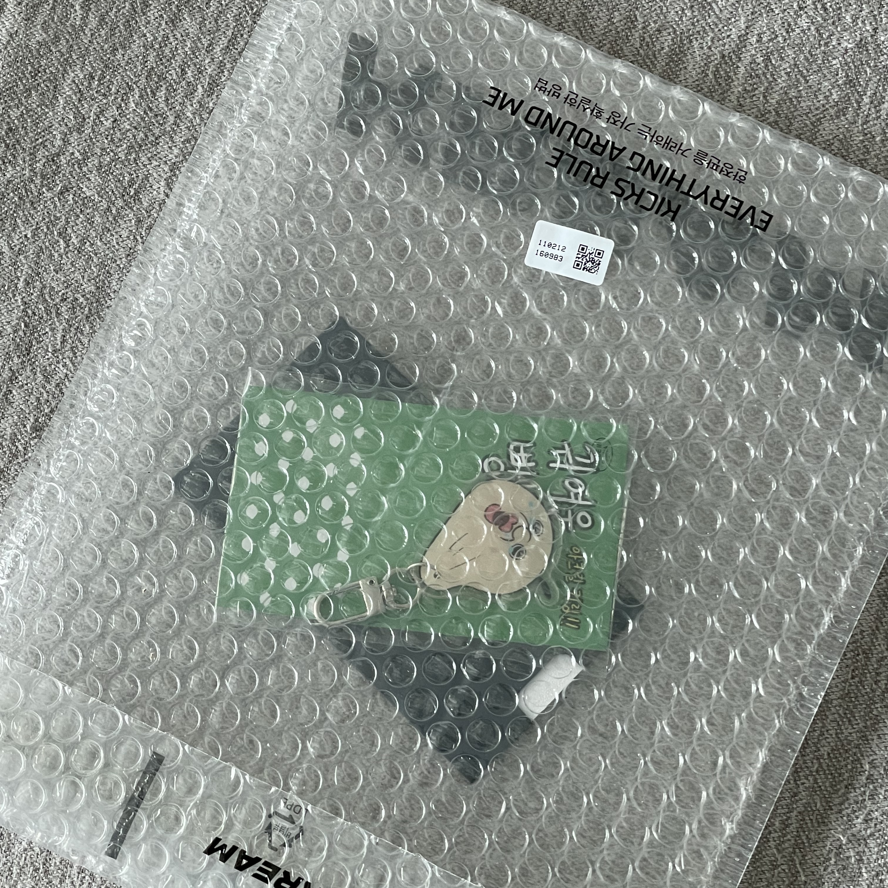 Bbangbbang Pinch Cheek Acrylic Keyring 착용 스타일 - 2