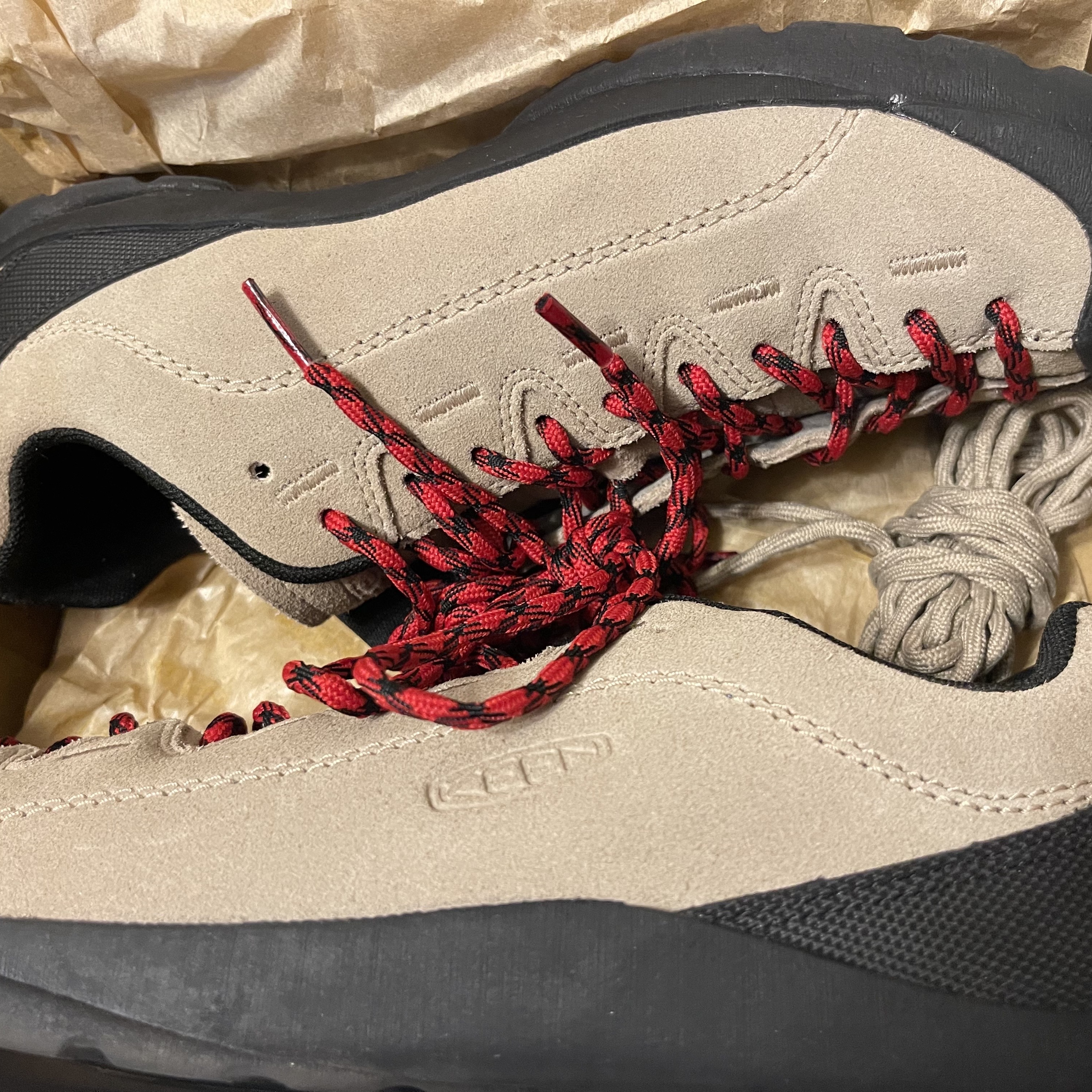Keen Jasper Suede Sneakers Silver Mink 착용 스타일