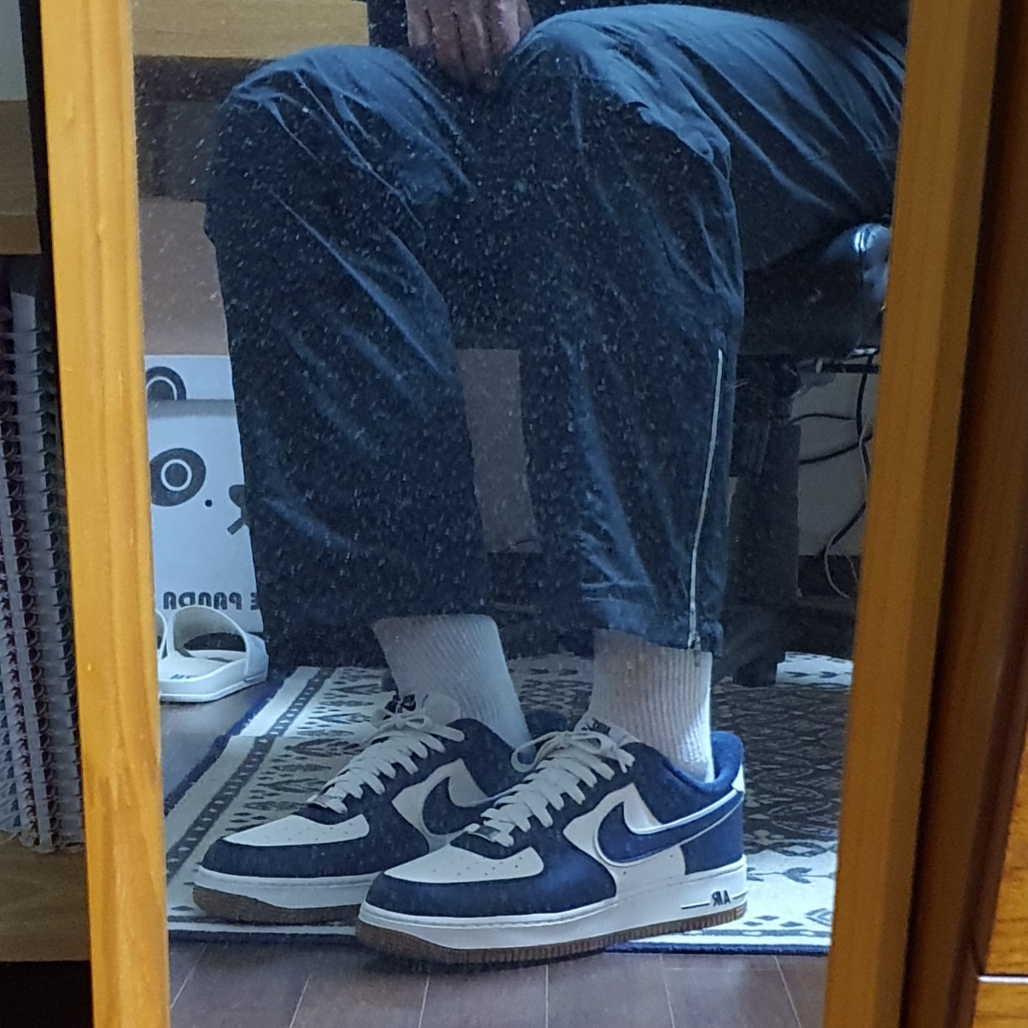 Nike Air Force 1 '07 LV8 Midnight Navy 착용 스타일 - 2