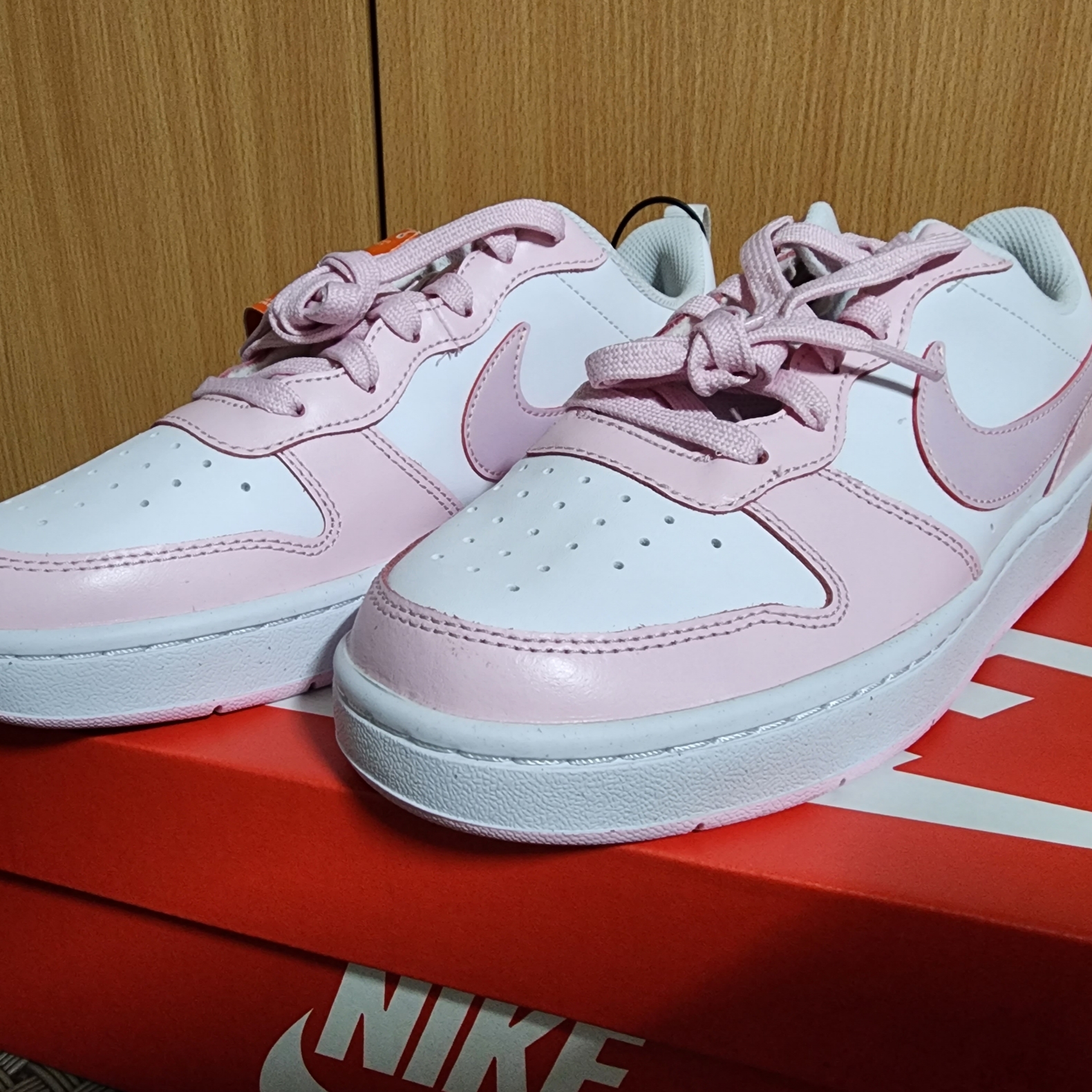 (GS) Nike Court Borough 2 SE White Pink Foam 착용 스타일 - 1