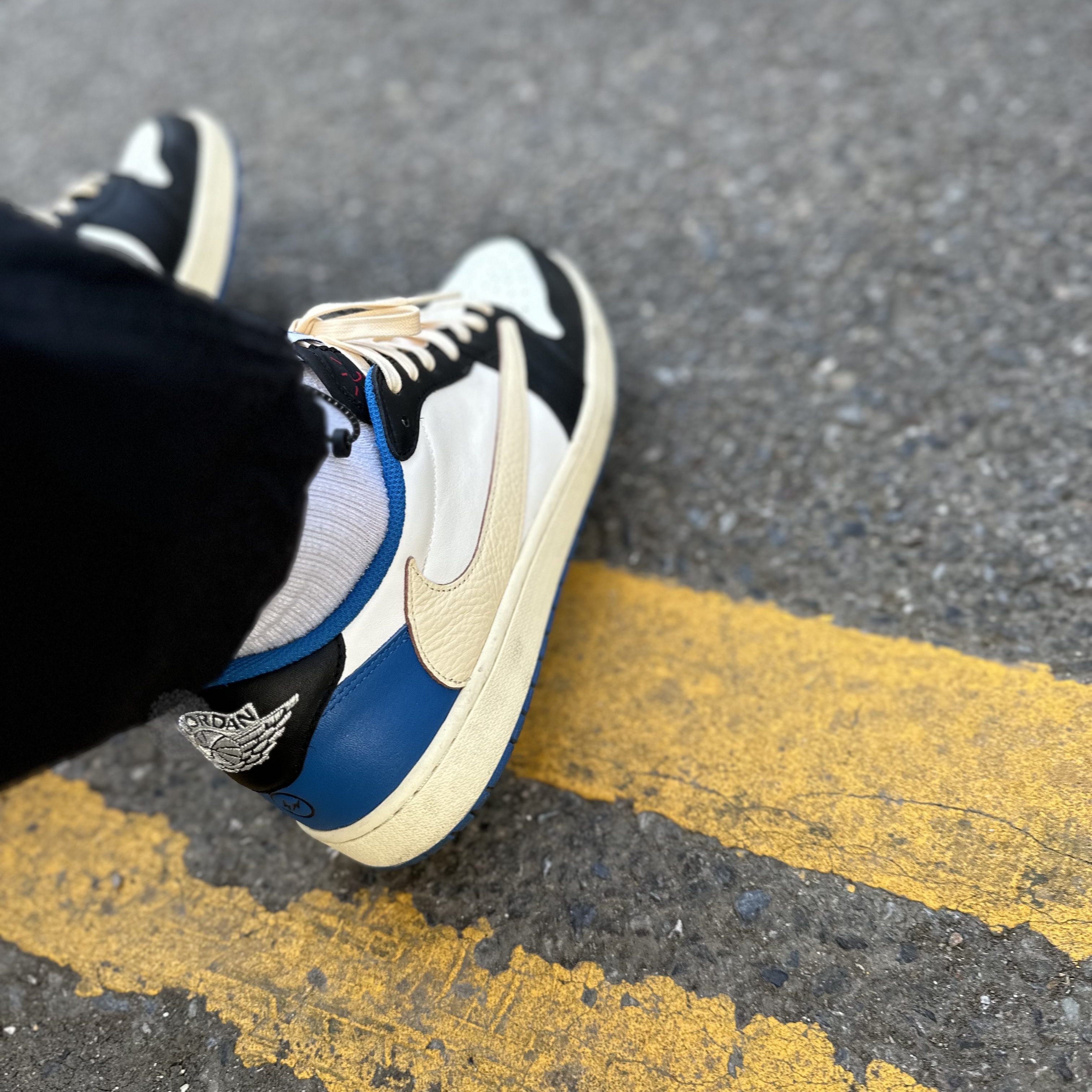 Jordan 1 x Travis Scott x Fragment Retro Low OG SP Military Blue 착용 스타일 - 3
