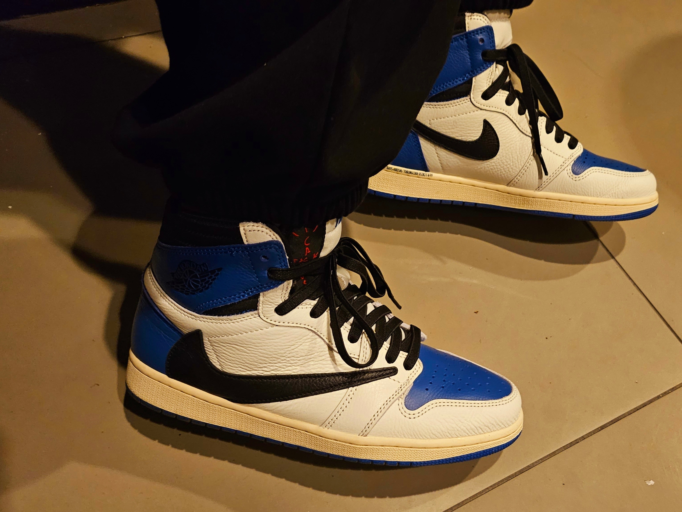Jordan 1 x Travis Scott x Fragment Retro High OG SP Military Blue 착용 스타일 - 1