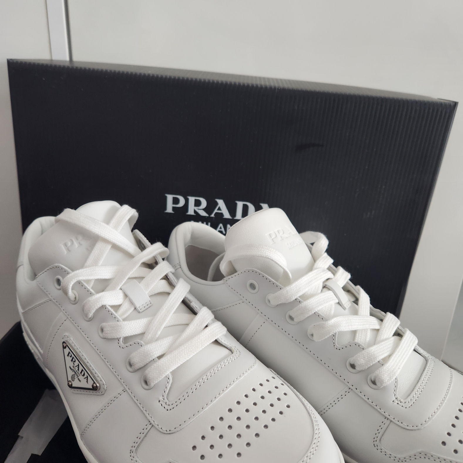 Prada Downtown Leather Sneakers White 착용 스타일