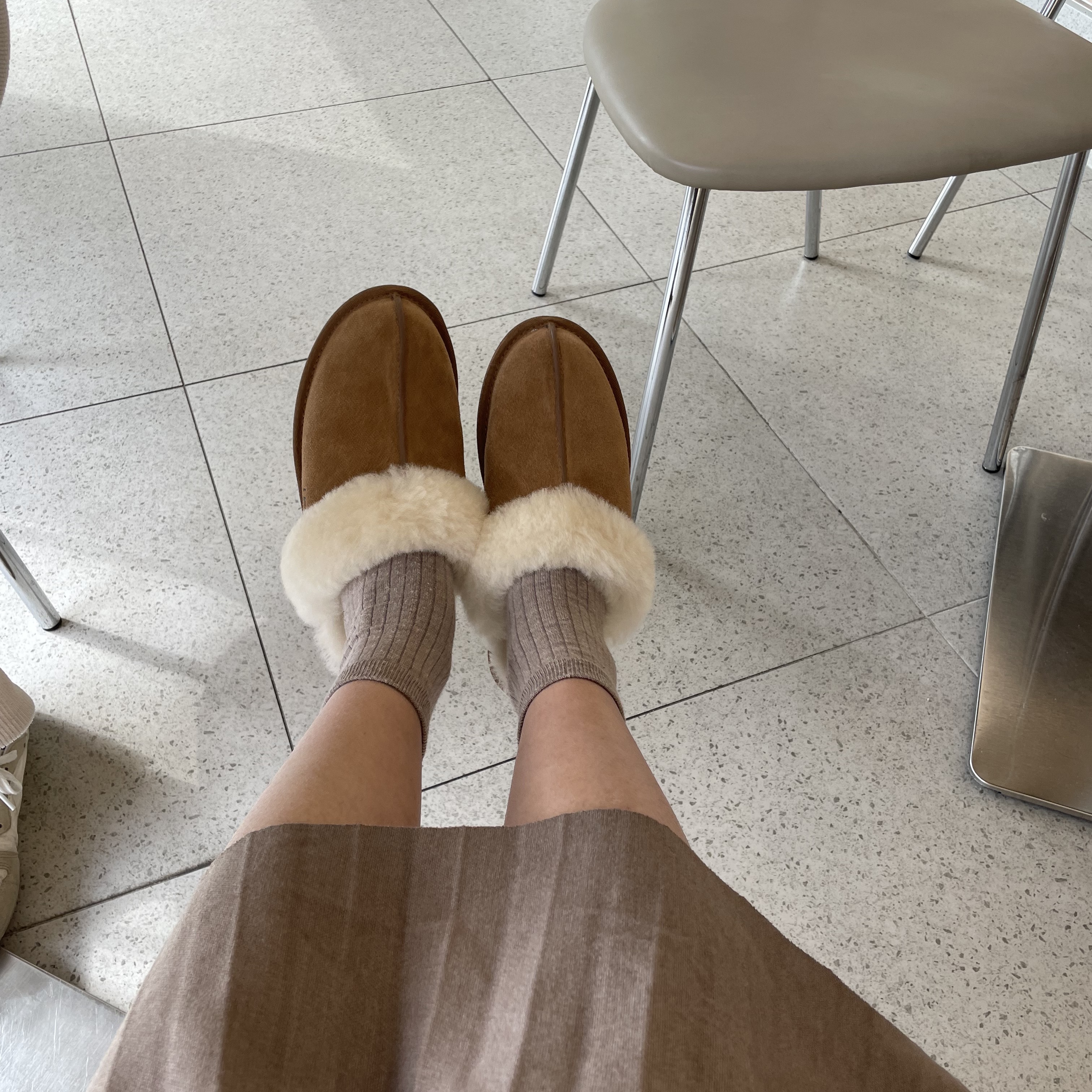 (W) UGG Scuffette II Slipper Chestnut 착용 스타일