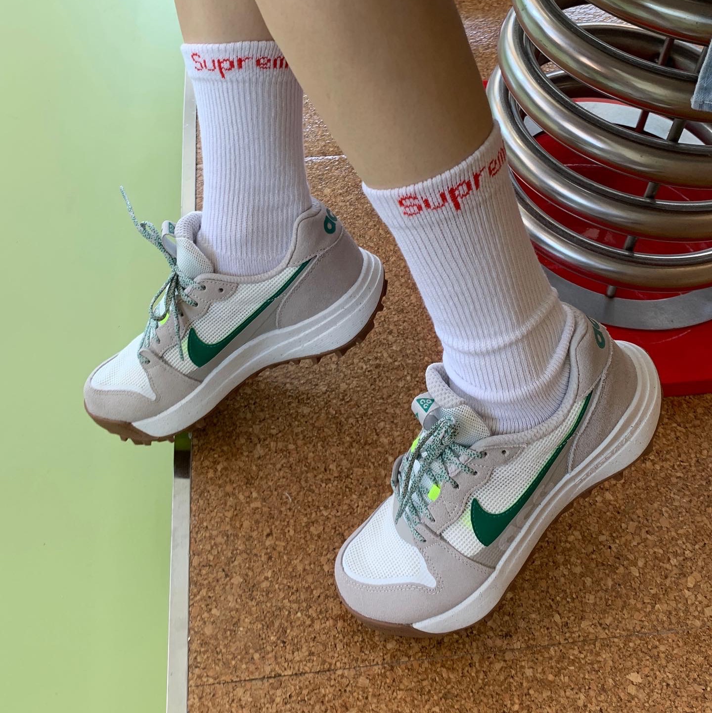 Nike ACG Lowcate Light Iron Ore 착용 스타일