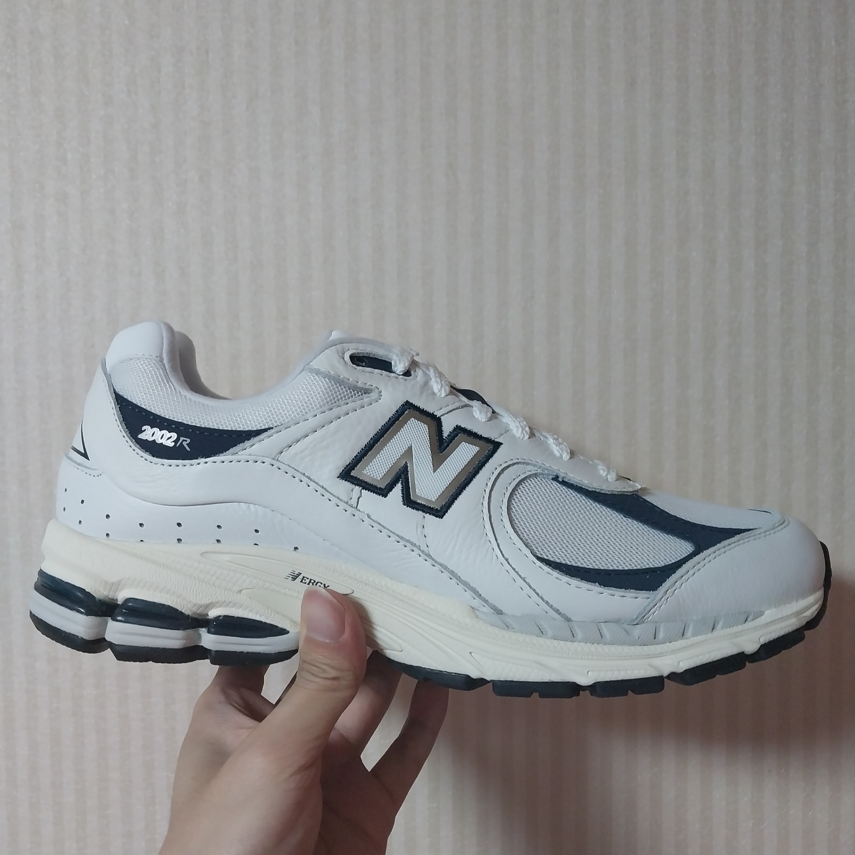 New Balance 2002R White 착용 스타일