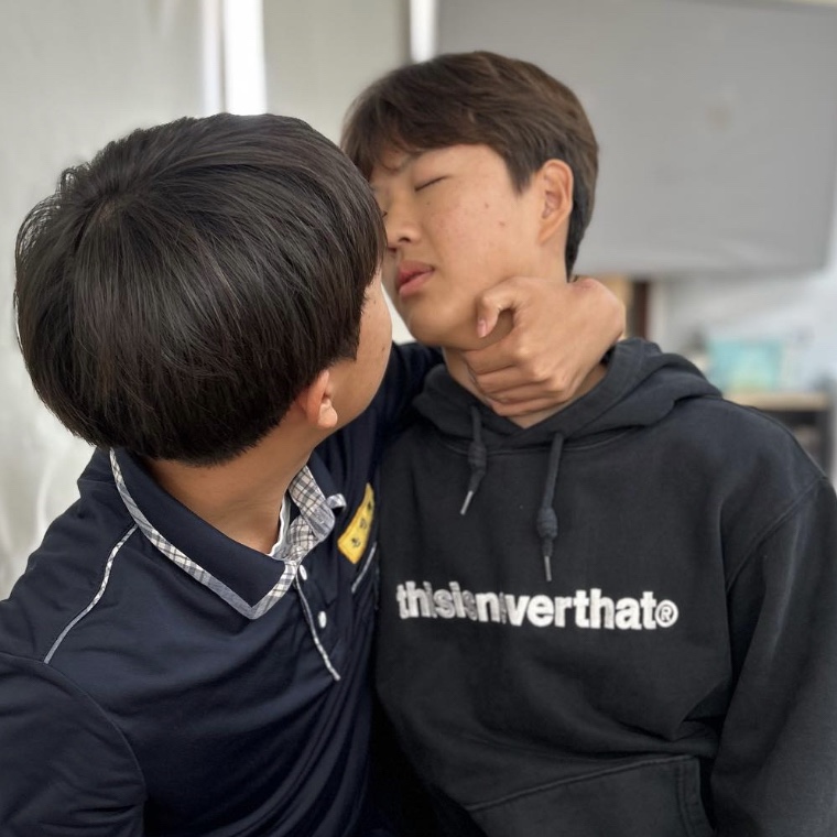 Thisisneverthat T-Logo W Hoodie Black 착용 스타일