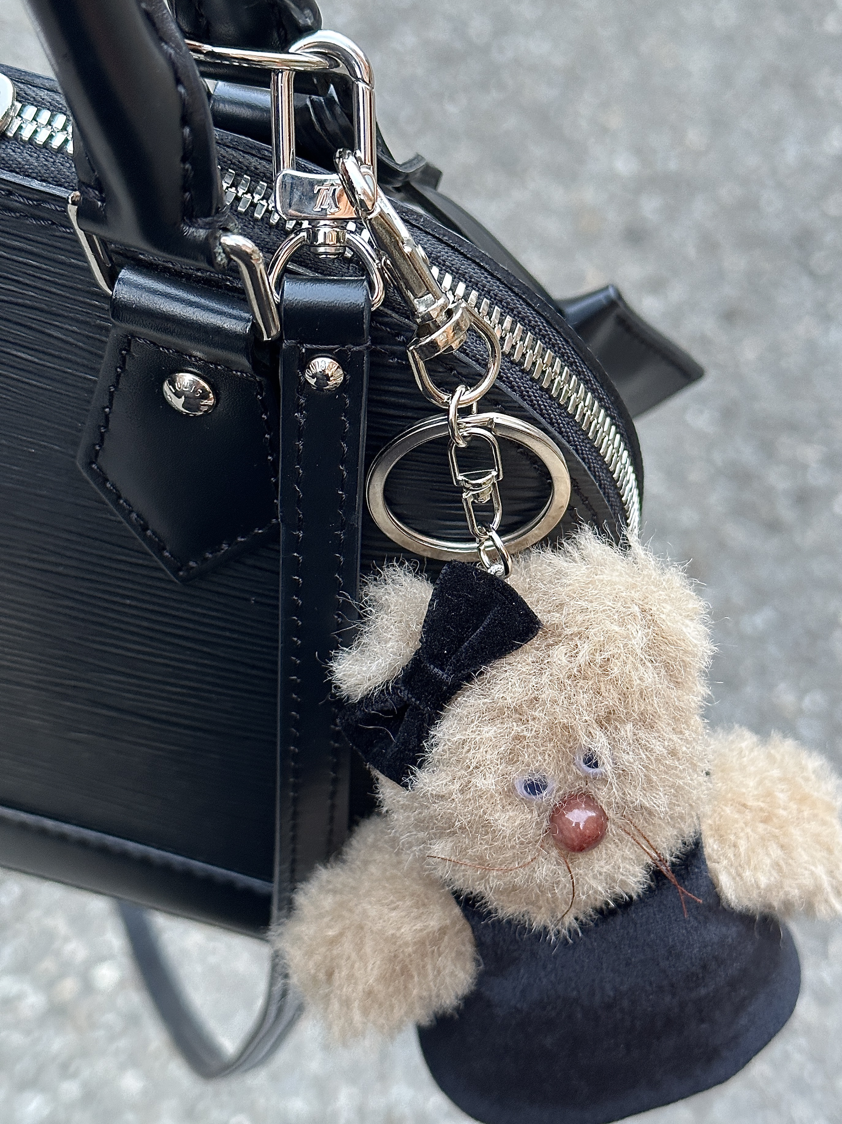 Louis Vuitton Alma BB Epi Black 착용 스타일