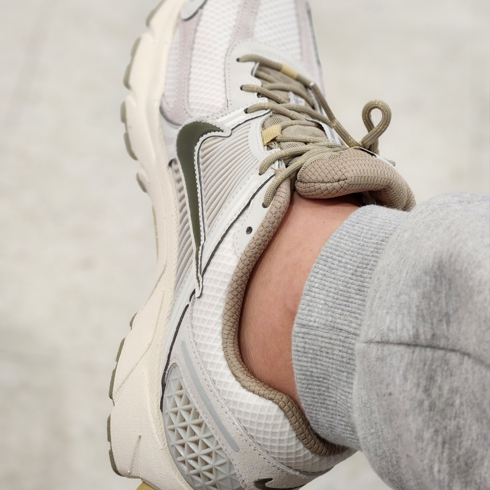 Nike Zoom Vomero 5 Light Bone and Phantom 착용 스타일 - 2