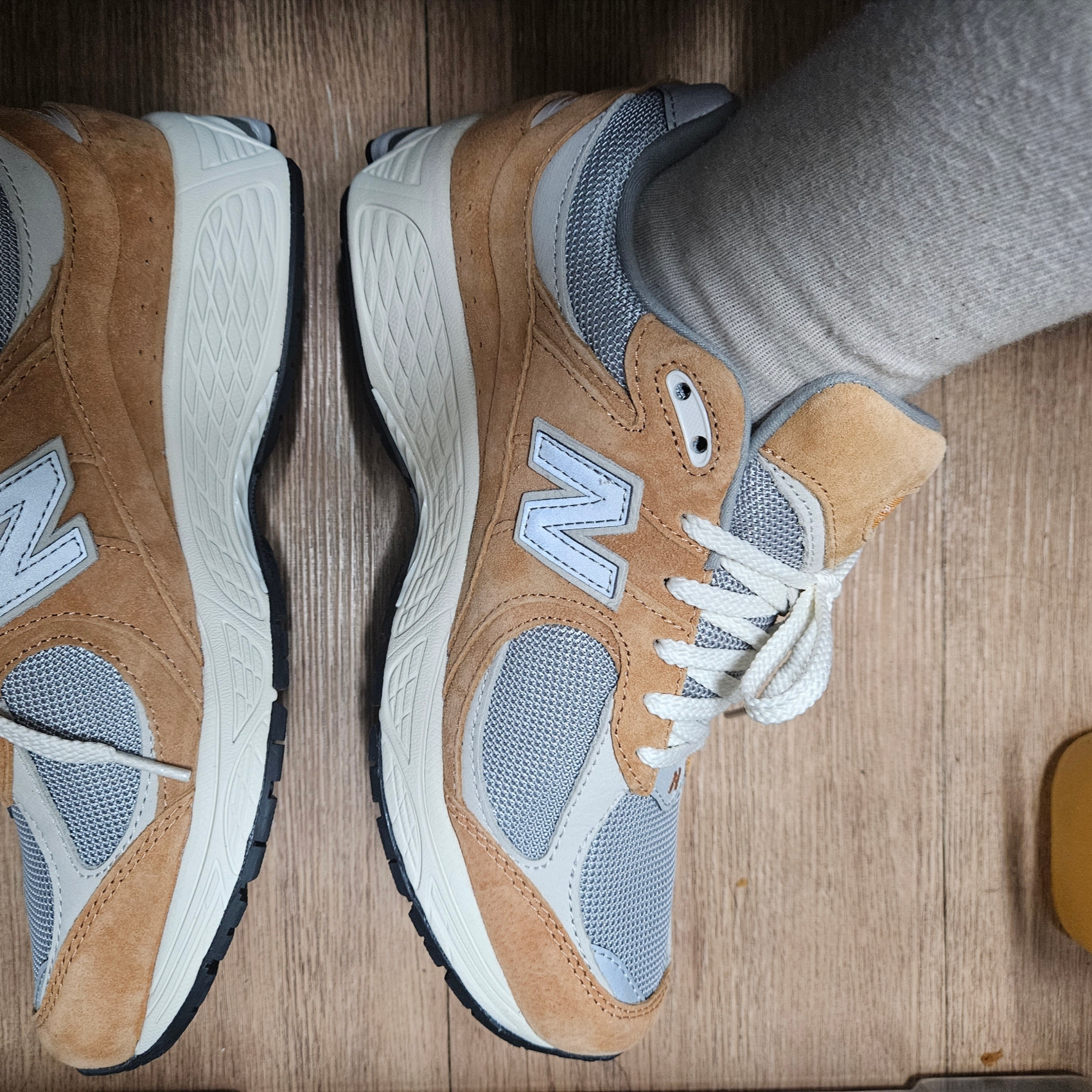 New Balance 2002R Special Vintage Beige 착용 스타일