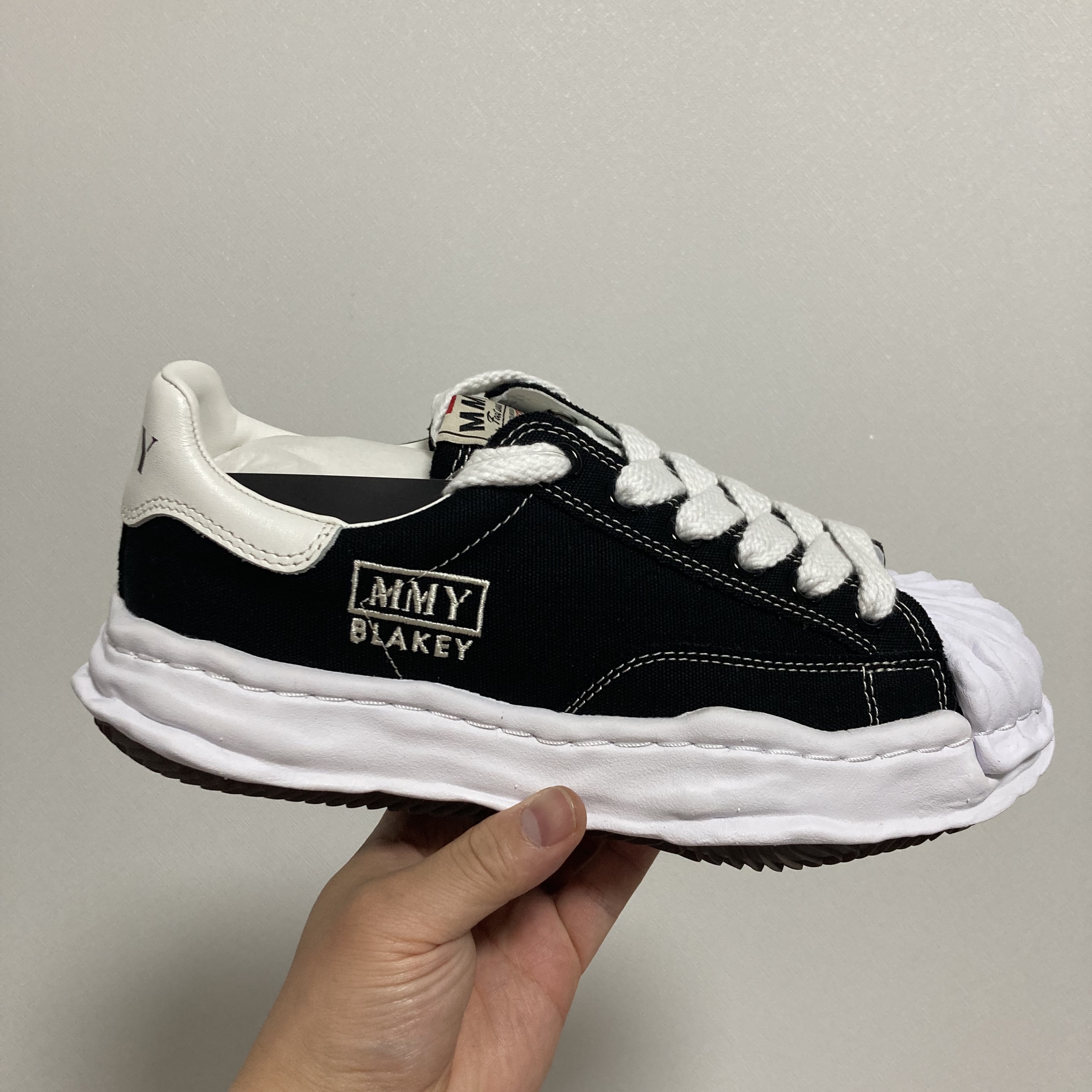 Maison Mihara Yasuhiro Blakey OG Sole Canvas Low-top Sneakers Black A 착용 스타일