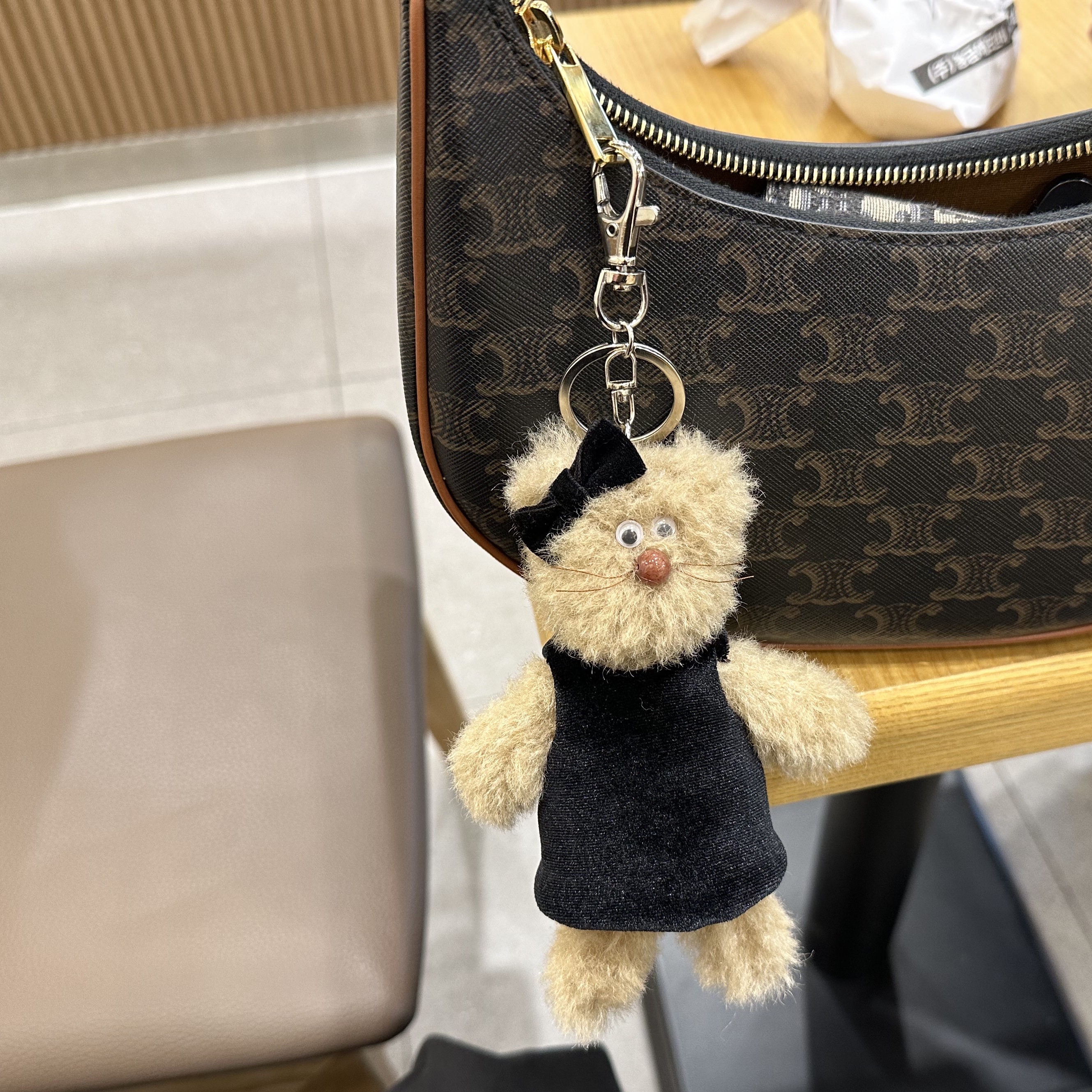 Celine Ava Bag in Triomphe Canvas and Calfskin Tan 착용 스타일 - 1