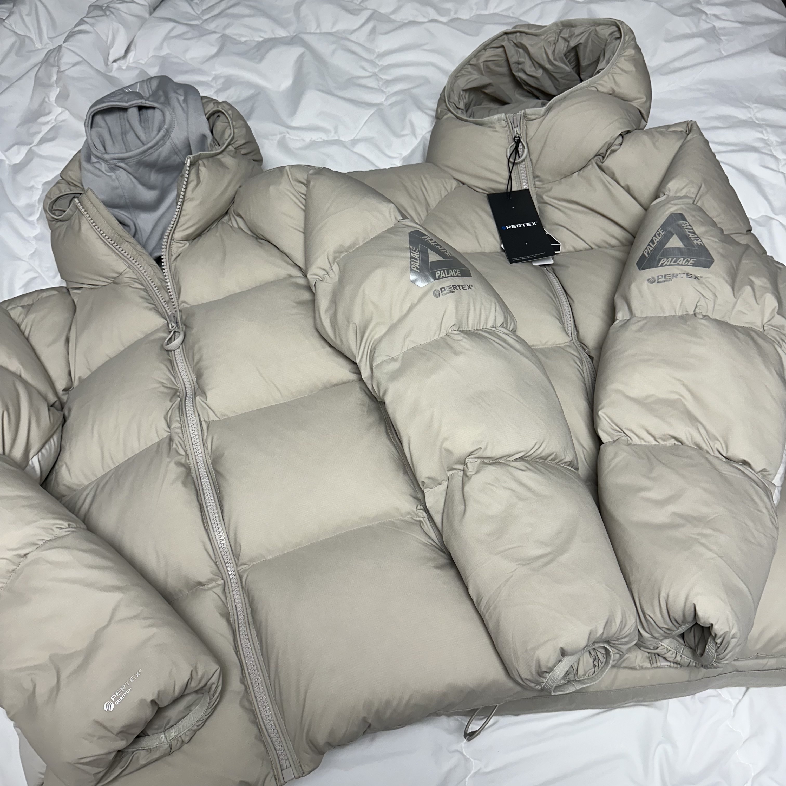 Palace Pertex Matte Balaclava Puffa Stone Arctica - 23FW 착용 스타일 - 2