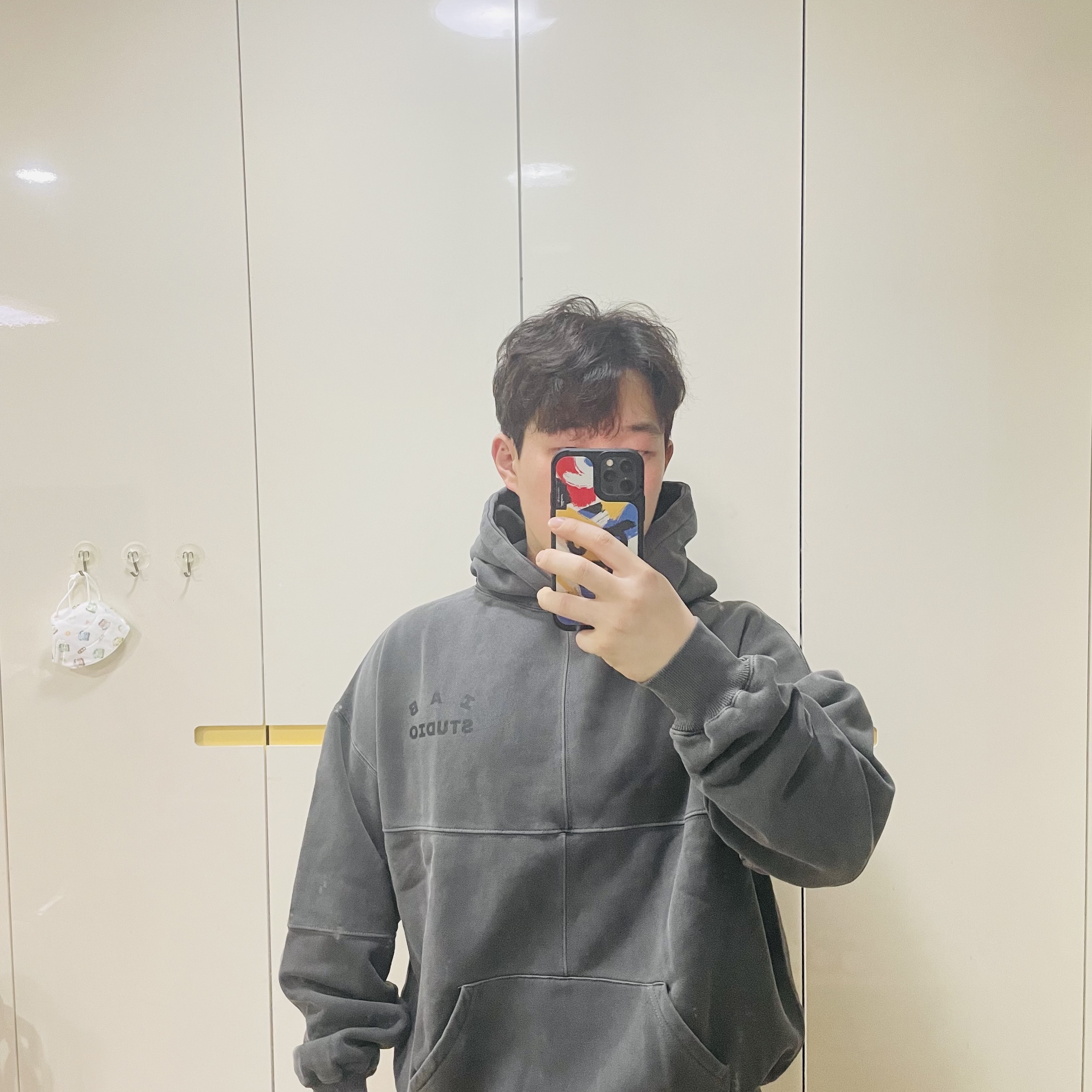 IAB Studio Blocked Pigment Hoodie Black 착용 스타일
