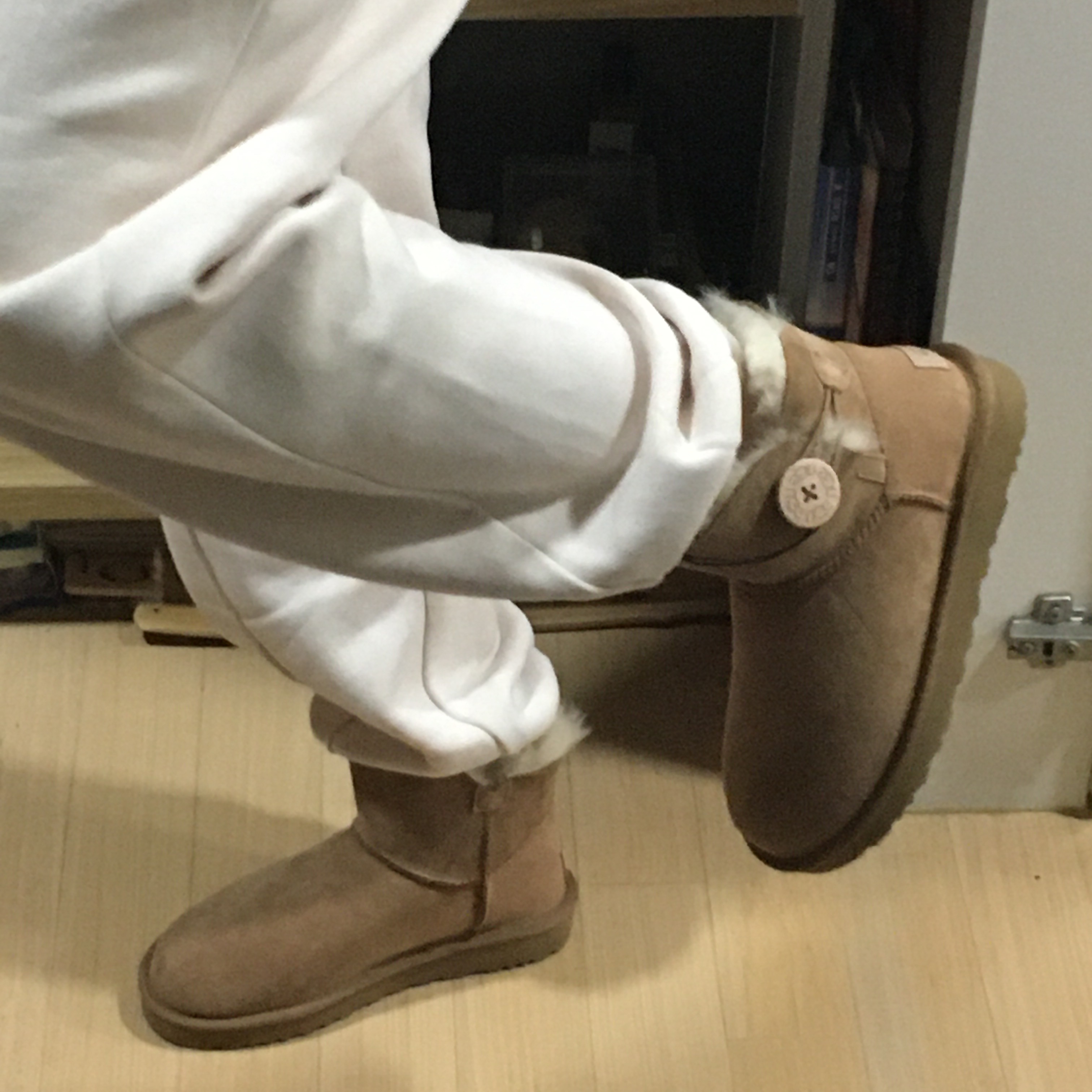 (W) UGG Mini Bailey Button II Boots Chestnut 착용 스타일