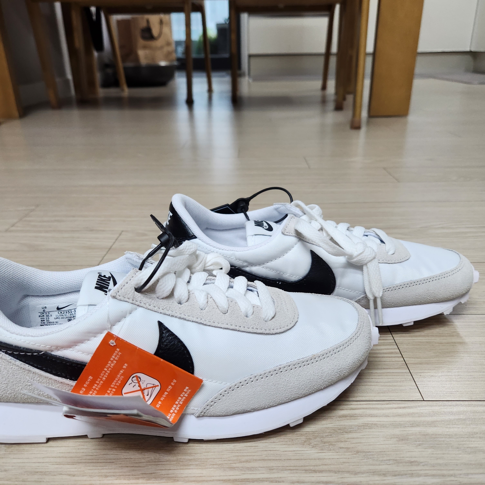 (W) Nike Daybreak Summit White Black 착용 스타일 - 2