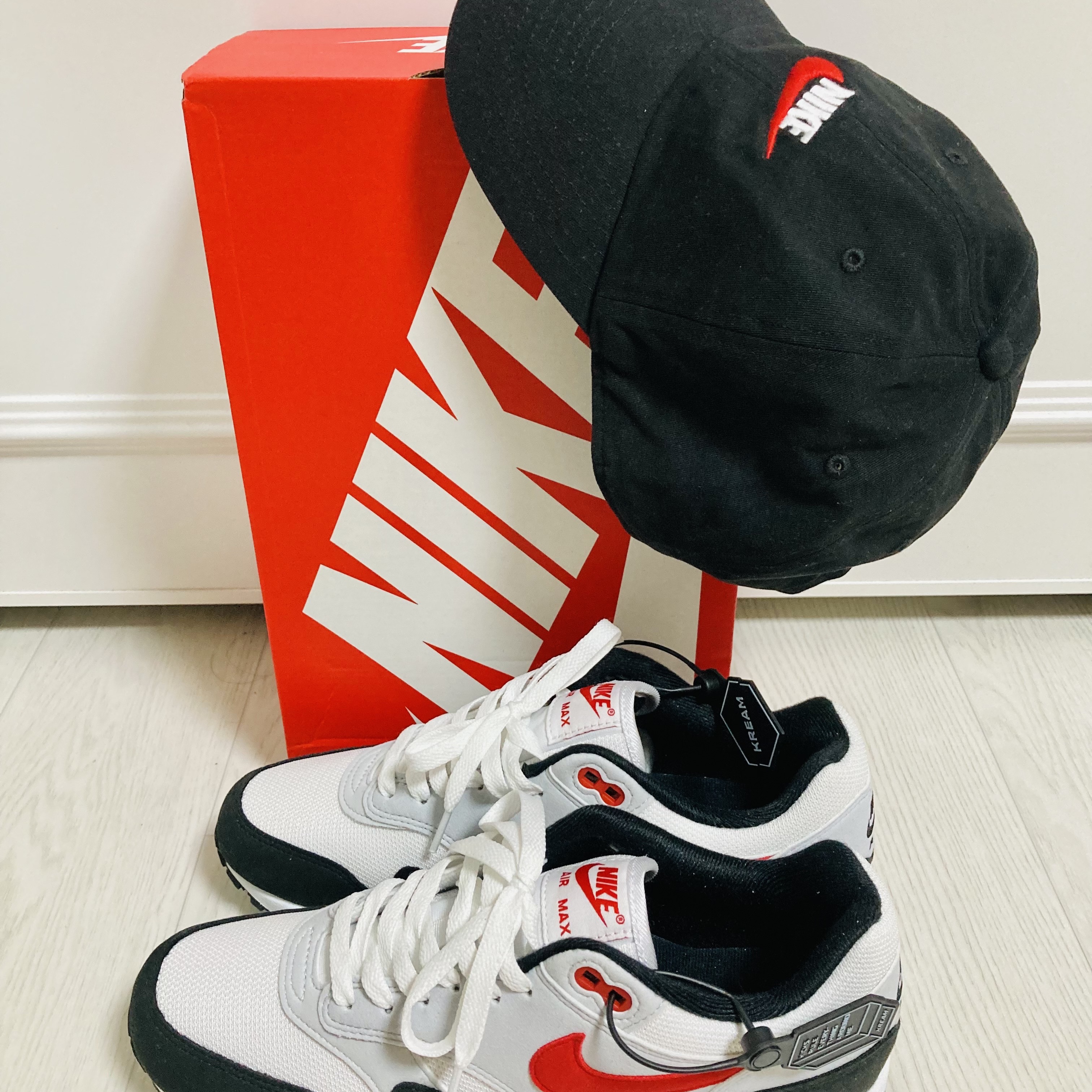 Nike Air Max 1 Pure Platinum and University Red 착용 스타일 - 2