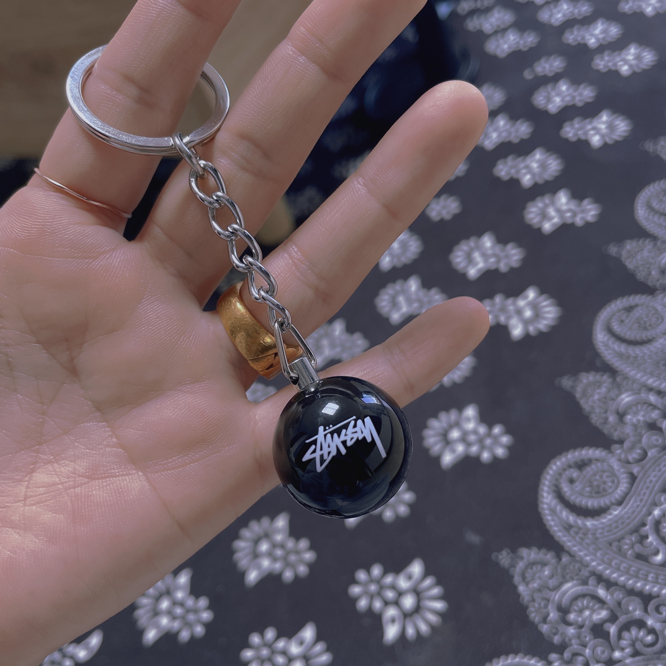Stussy 8 Ball Keychain Black 착용 스타일