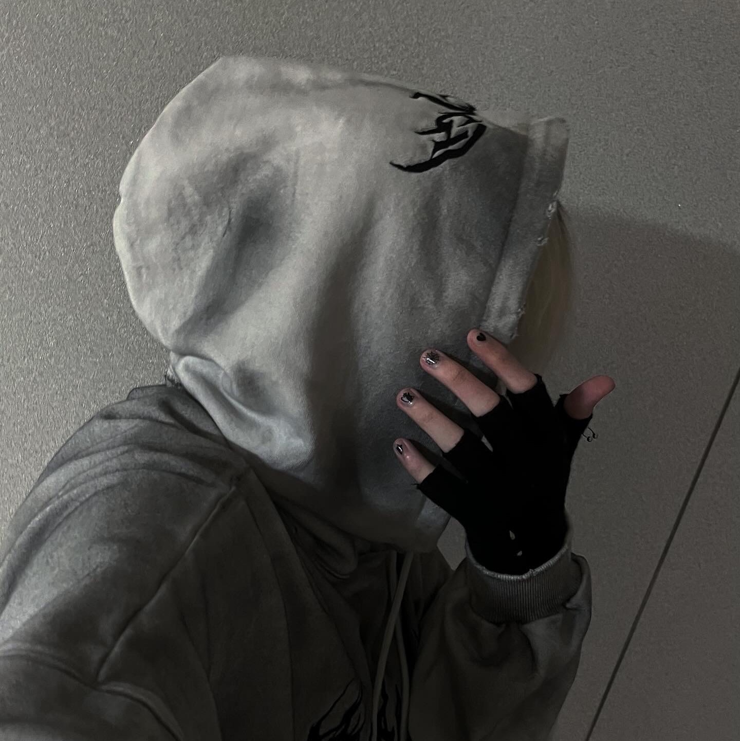 Project G/R Metalic Logo Hoodie Ivory 착용 스타일