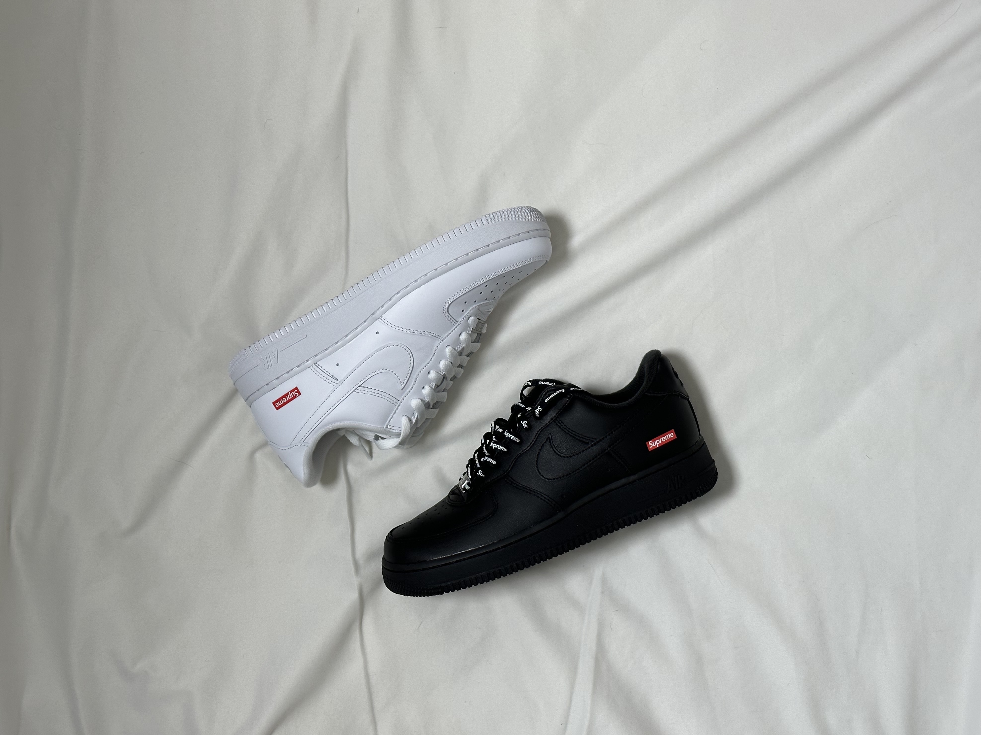 Nike x Supreme Air Force 1 Low White, Nike x Supreme Air Force 1 Low Black 착용 스타일 - 1