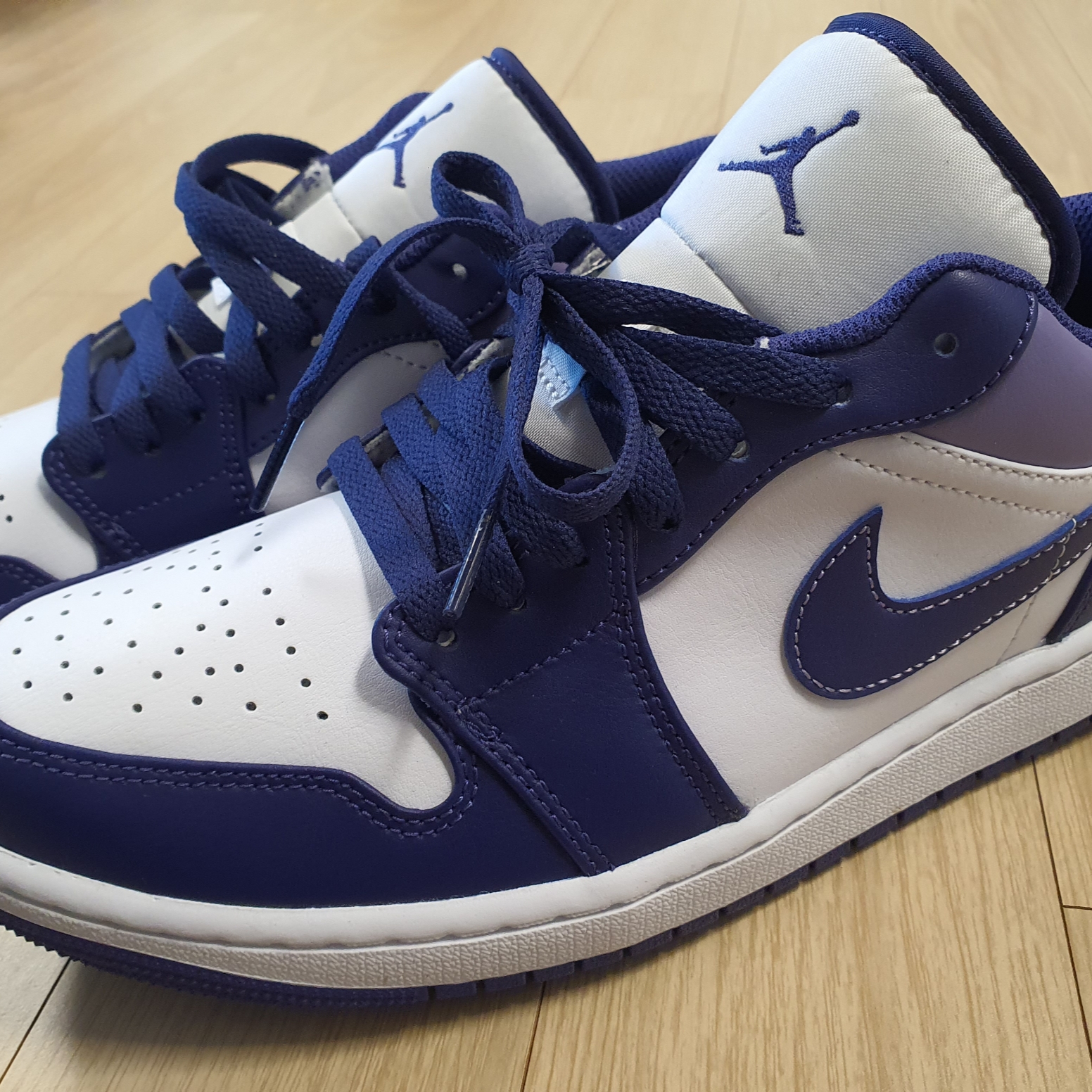 Jordan 1 Low Sky J Purple White 착용 스타일 - 3