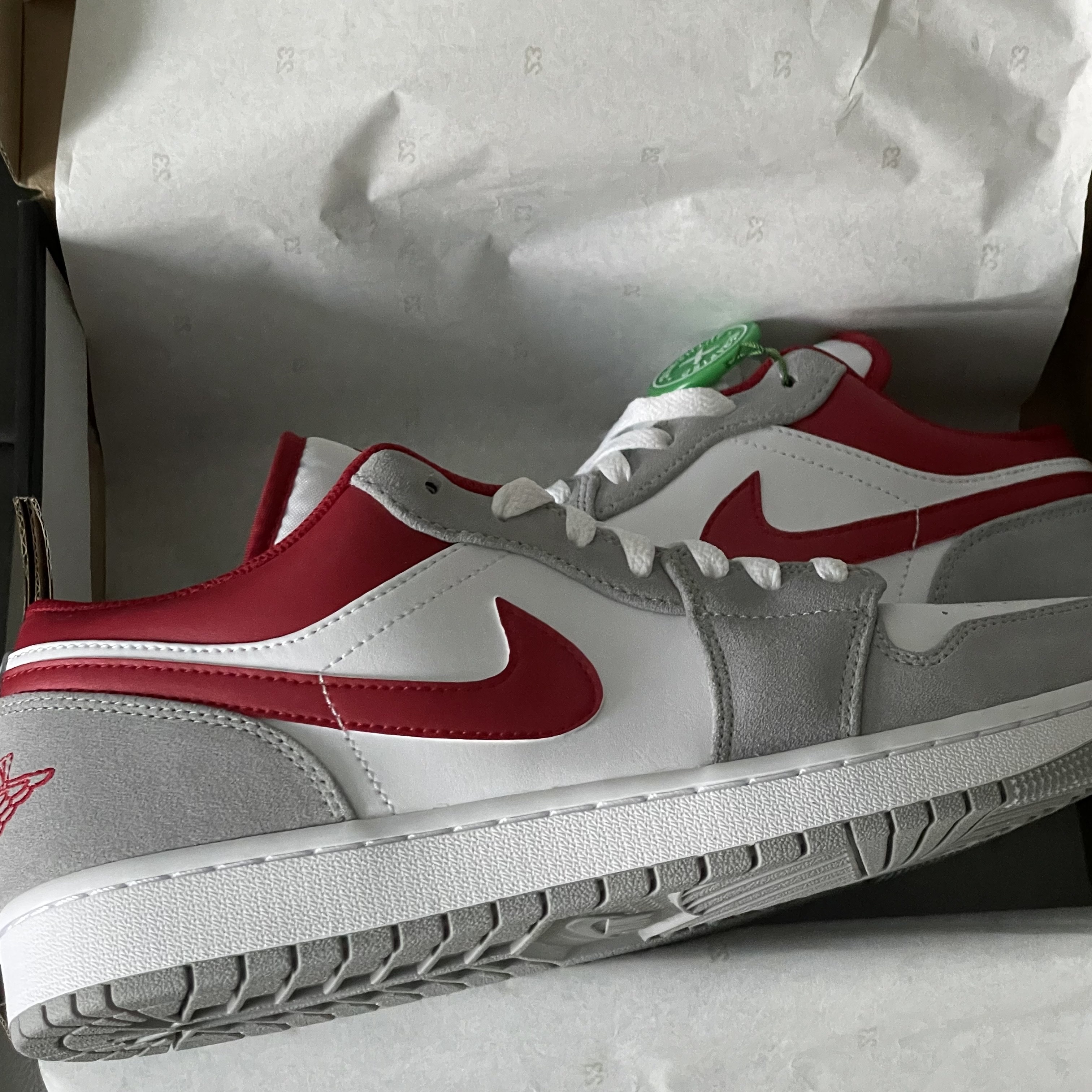 Jordan 1 Low SE Light Smoke Grey Gym Red 착용 스타일