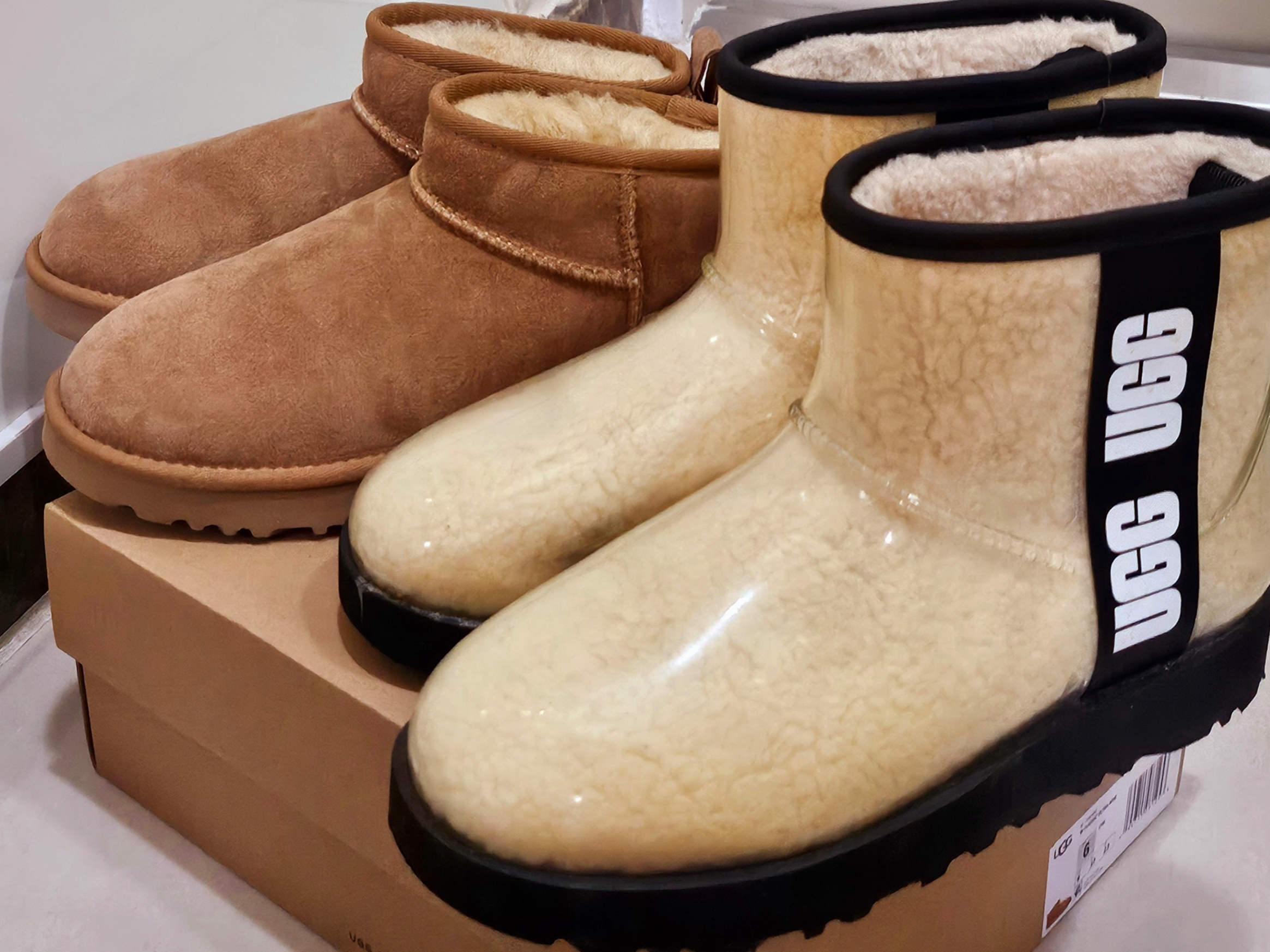 (W) UGG Classic Ultra Mini Boots Chestnut 착용 스타일 - 1