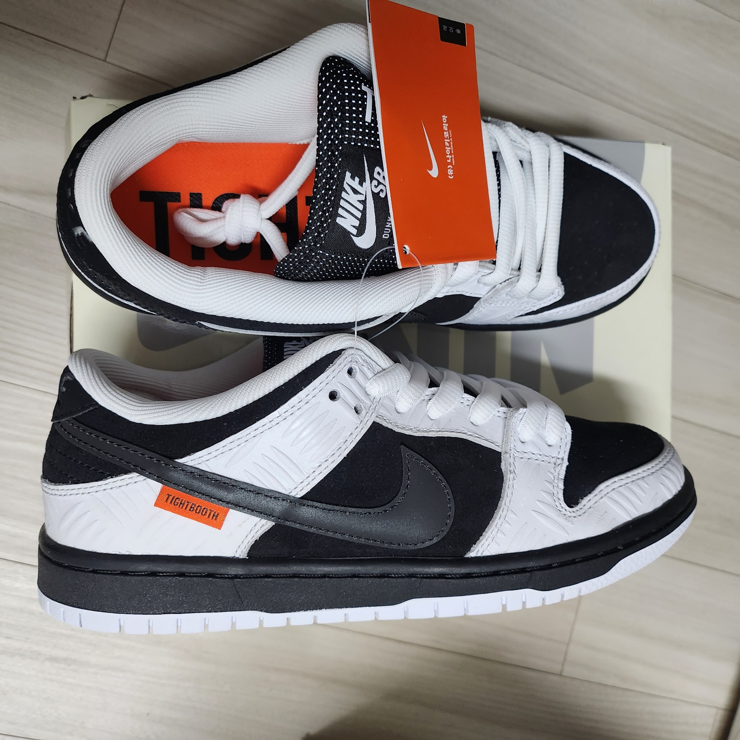 Nike x Tightbooth SB Dunk Low Pro Black and White 착용 스타일