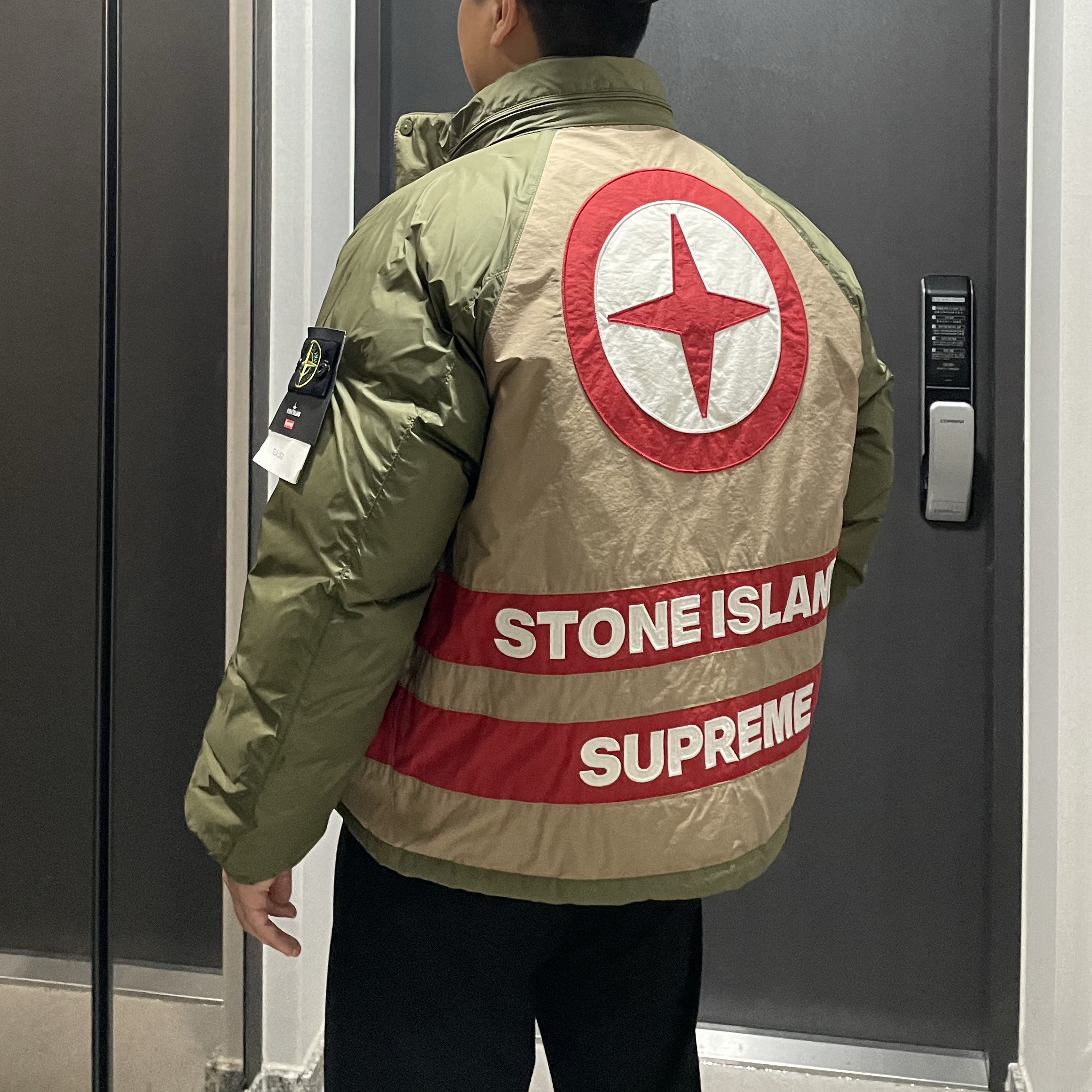 Supreme x Stone Island Reversible Down Puffer Jacket Olive - 23FW 착용 스타일 - 1