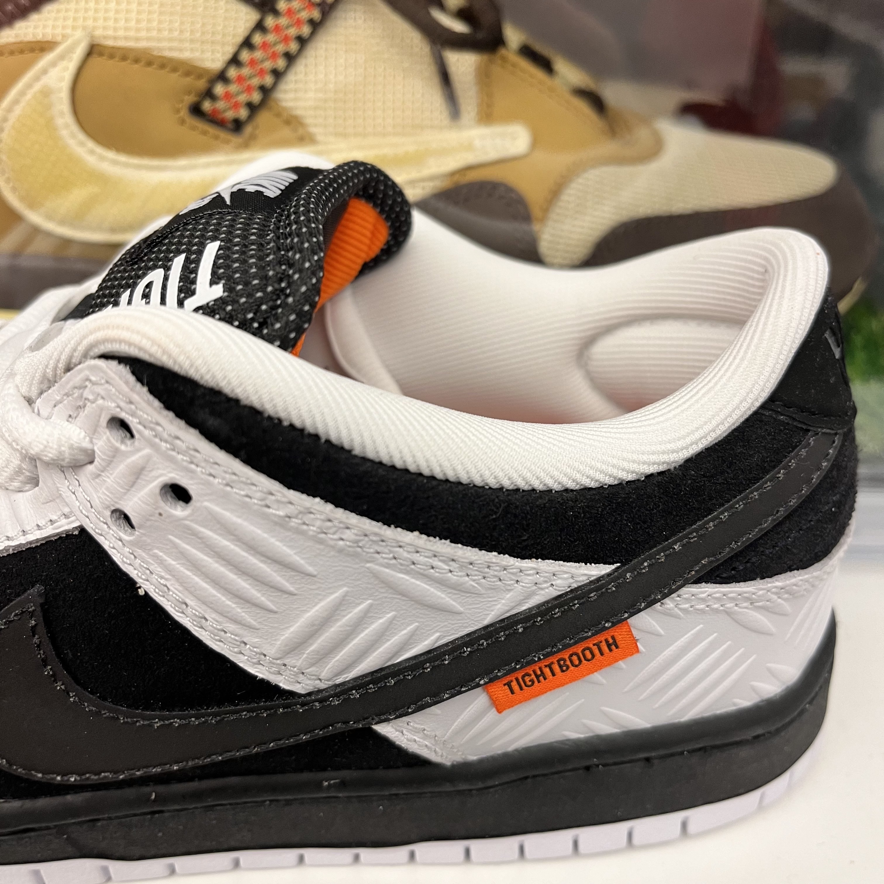Nike x Tightbooth SB Dunk Low Pro Black and White 착용 스타일 - 3