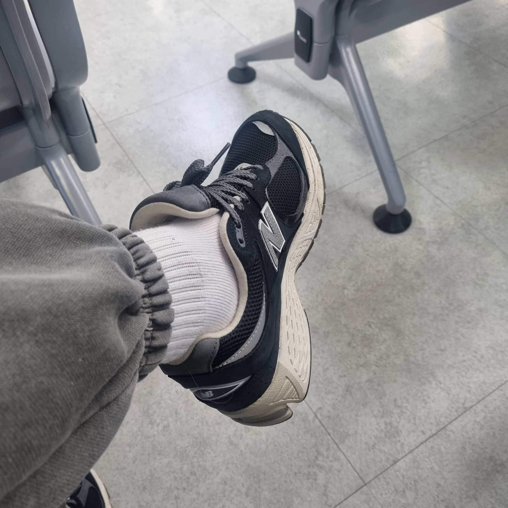 New Balance 2002R Premium Vintage Black 착용 스타일