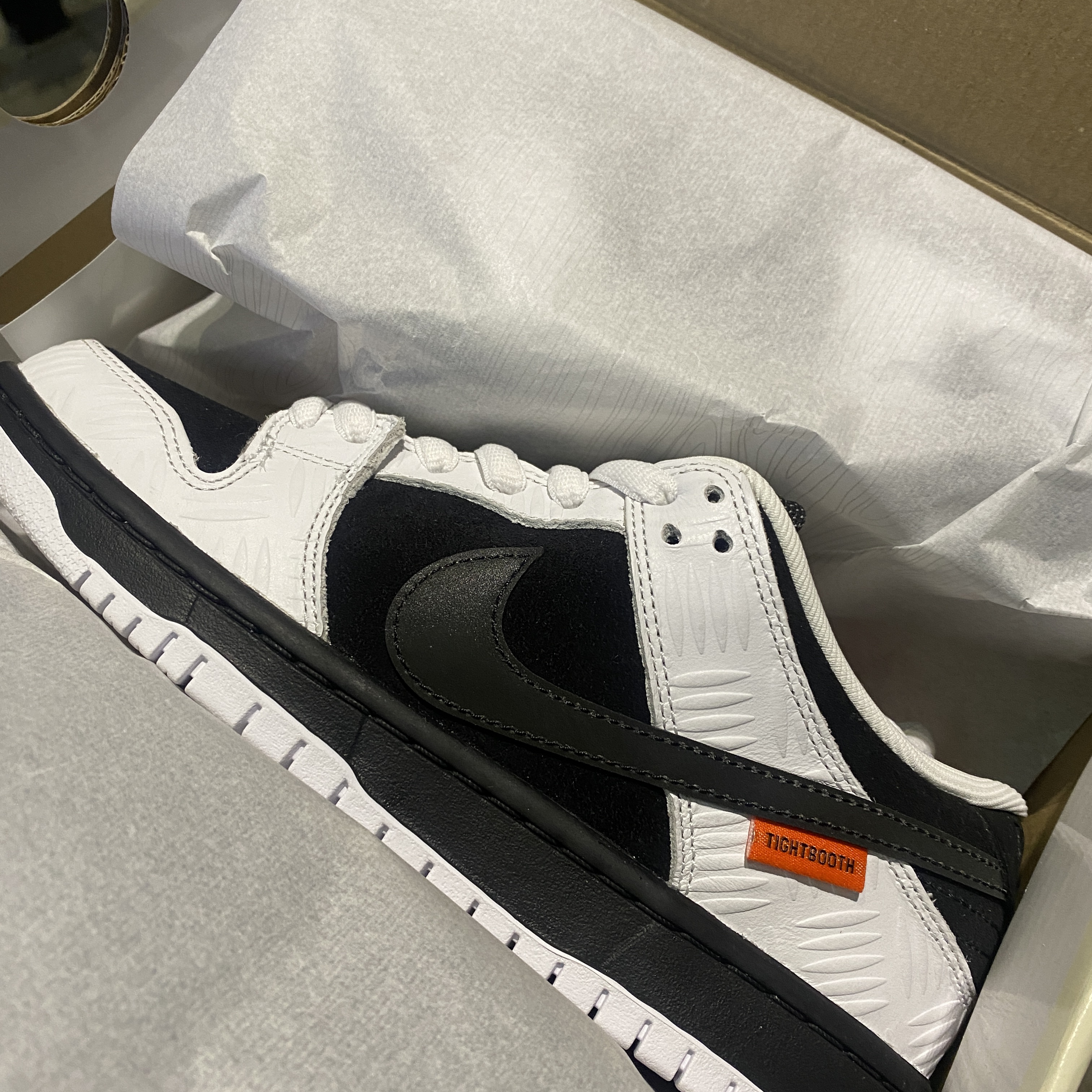 Nike x Tightbooth SB Dunk Low Pro Black and White 착용 스타일