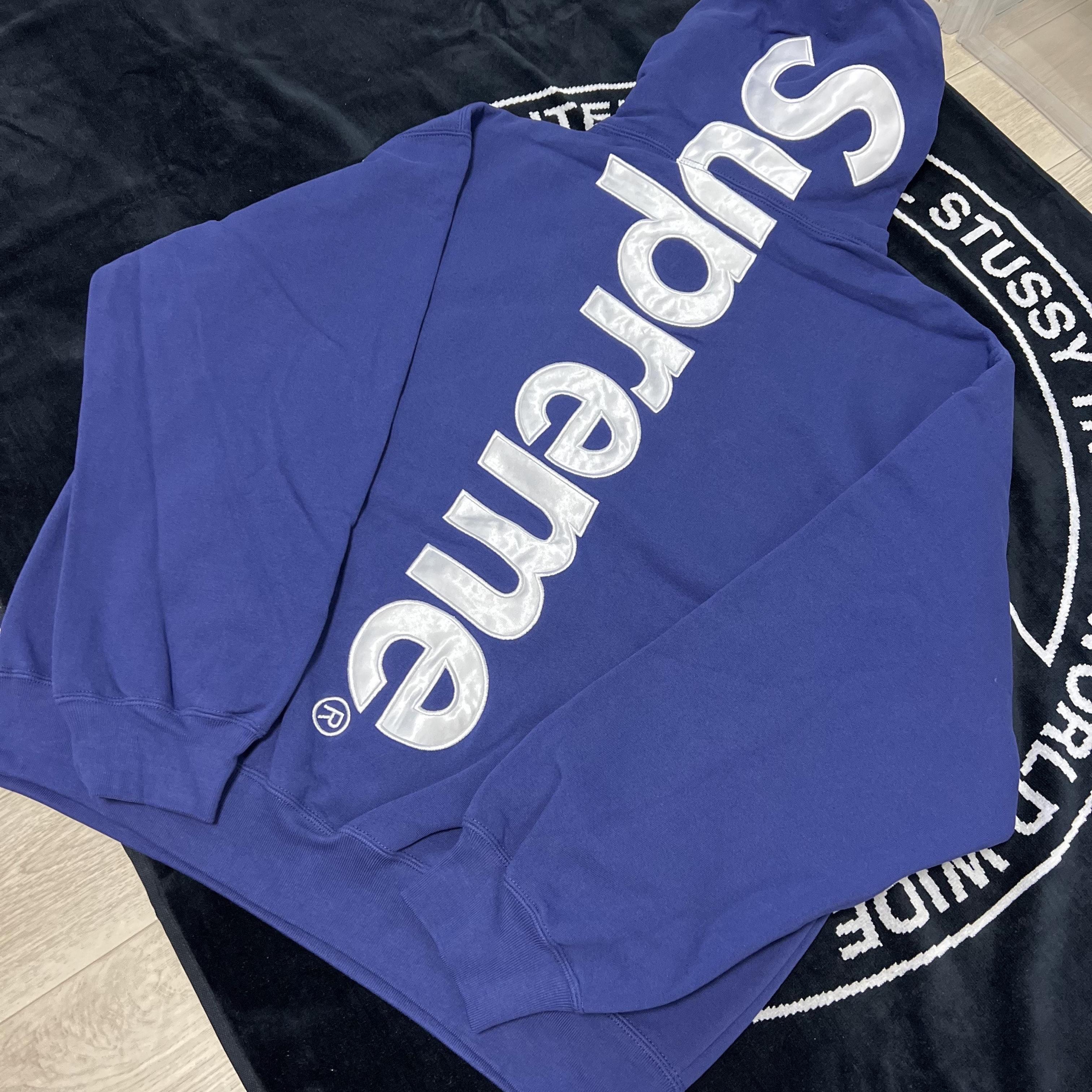 Supreme Satin Applique Hooded Sweatshirt Washed Navy - 23FW, Supreme Raised Script Hooded Sweatshirt Black - 23FW 착용 스타일 - 1