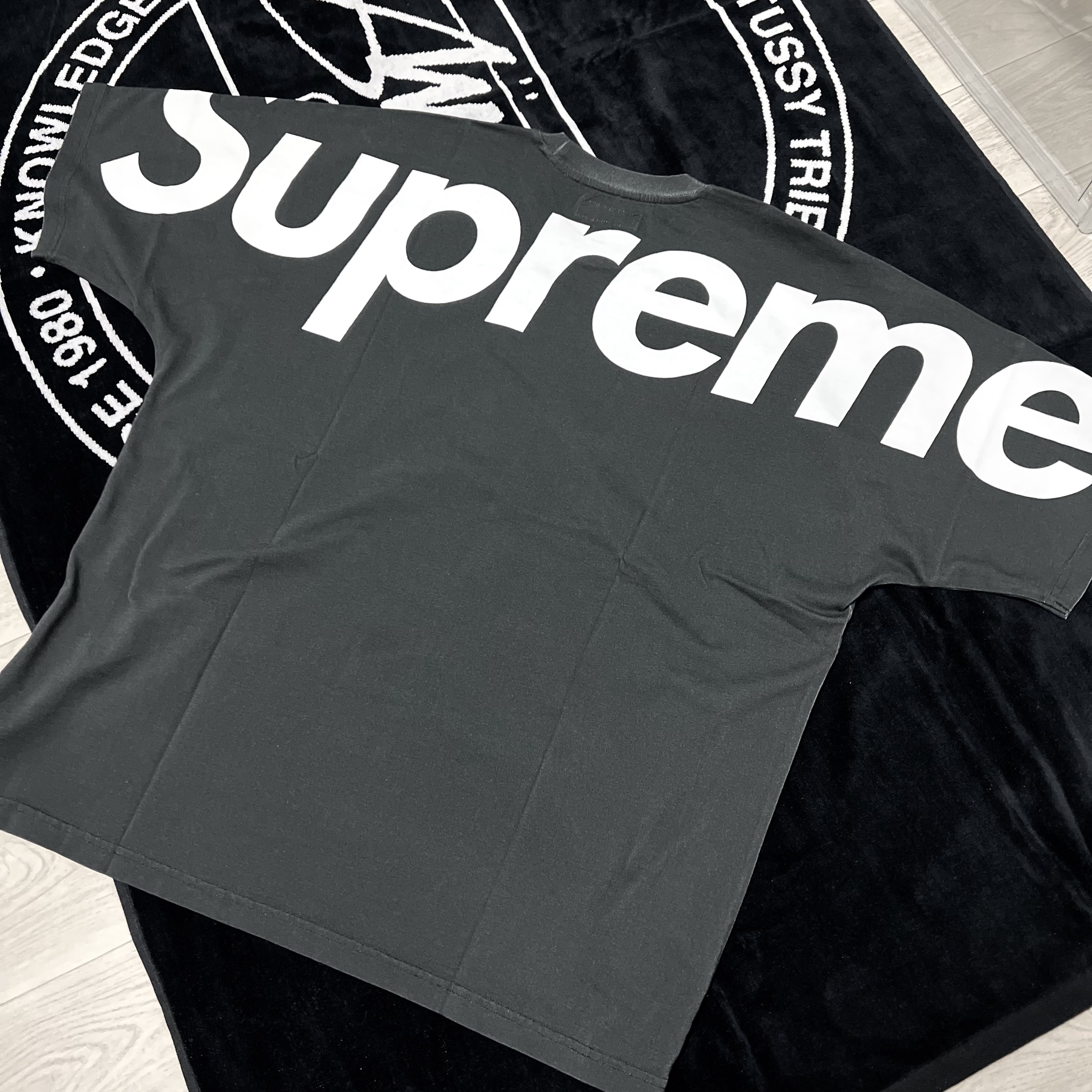 Supreme Satin Applique Hooded Sweatshirt Washed Navy - 23FW, Supreme Raised Script Hooded Sweatshirt Black - 23FW 착용 스타일 - 3