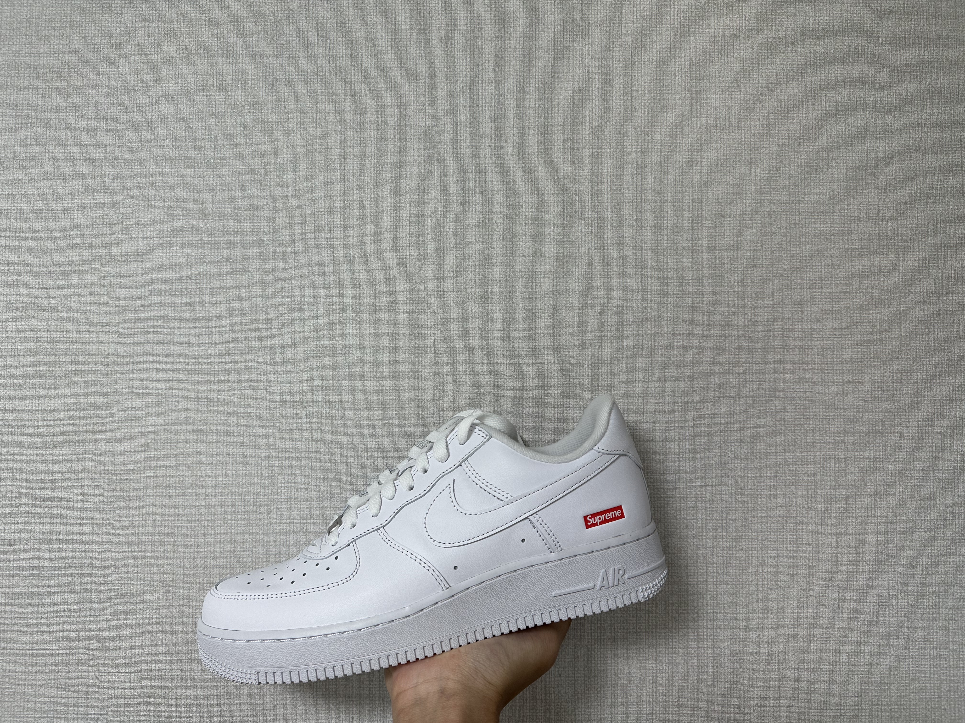Nike x Supreme Air Force 1 Low White, Nike x Supreme Air Force 1 Low Black 착용 스타일 - 3