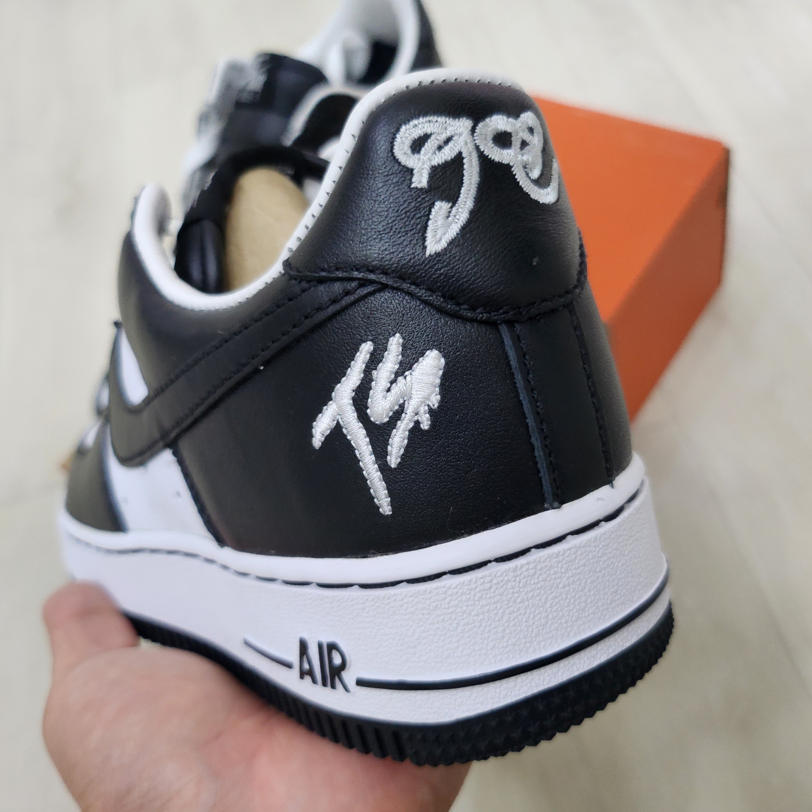 Nike x Terror Squad Air Force 1 Low QS Blackout 착용 스타일 - 3