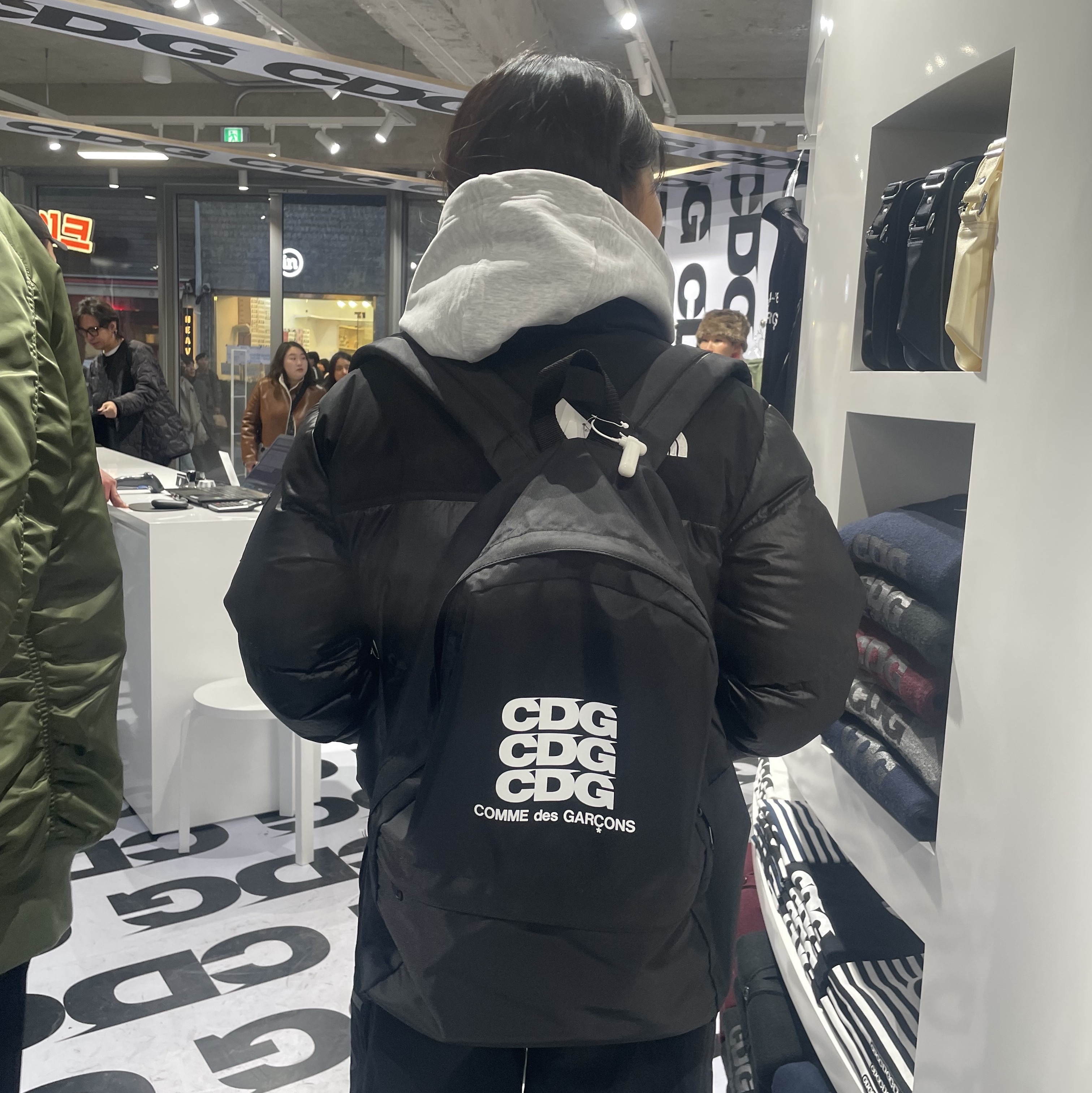 CDG Backpack Black 착용 스타일