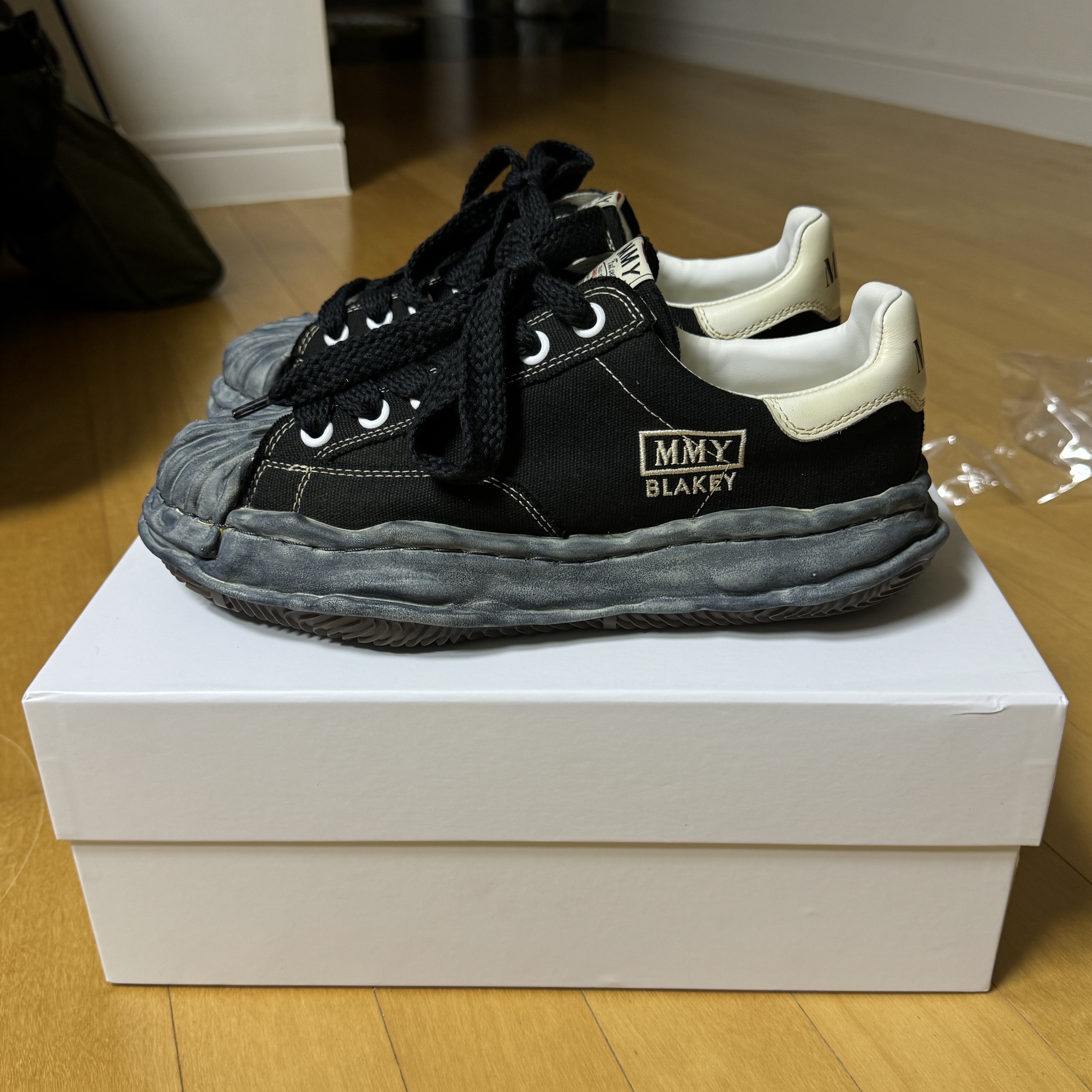 Maison Mihara Yasuhiro Blakey VL OG Sole Canvas Low-top Sneakers Black 착용 스타일 - 3