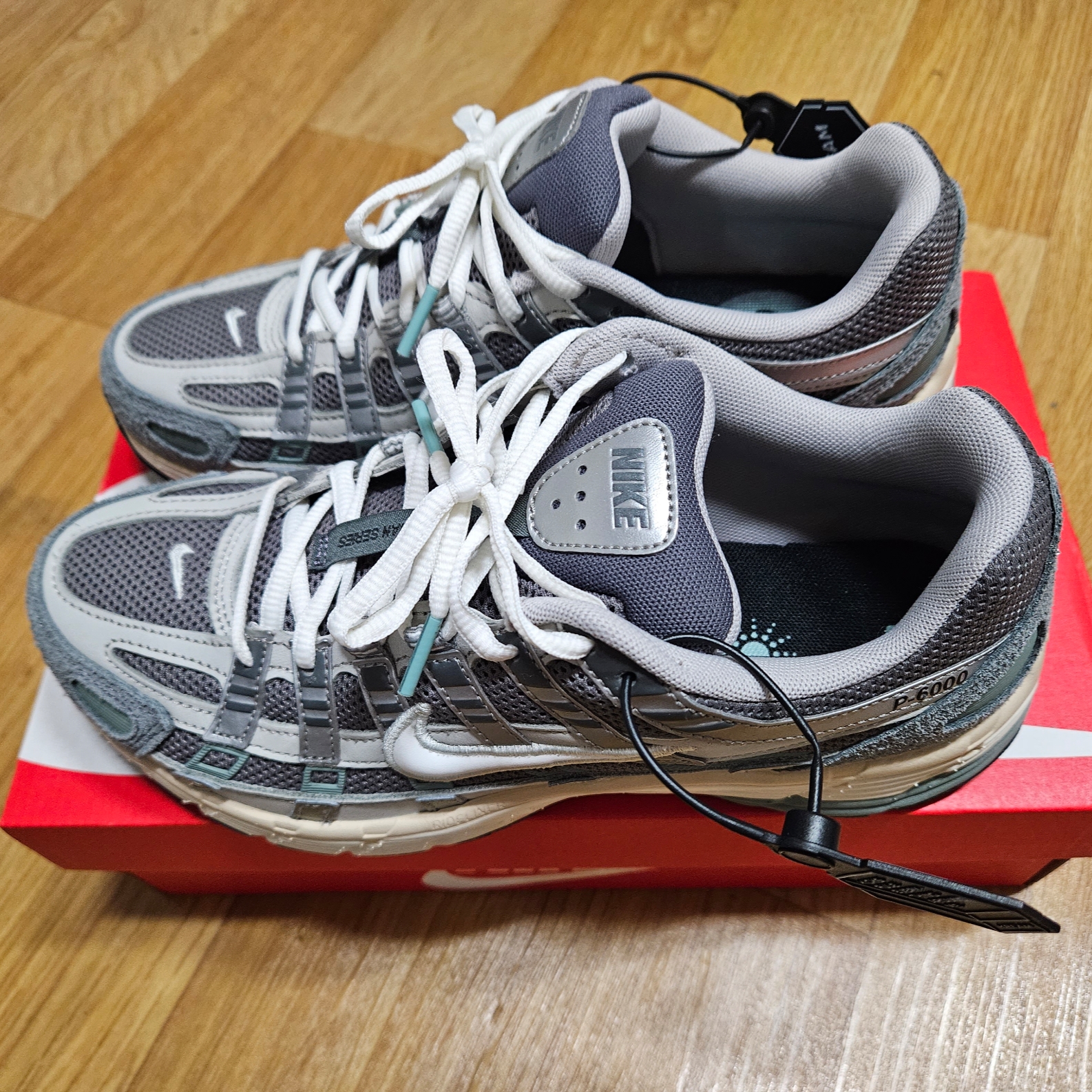 Nike P-6000 Flat Pewter Light Iron Ore 착용 스타일 - 1