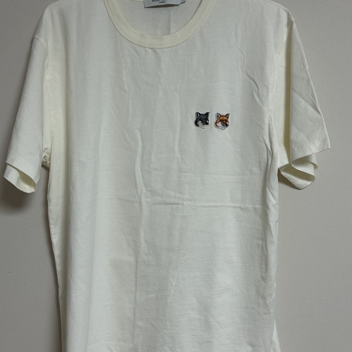 Maison Kitsune Double Fox Head Patch Classic T-Shirt Latte 착용 스타일