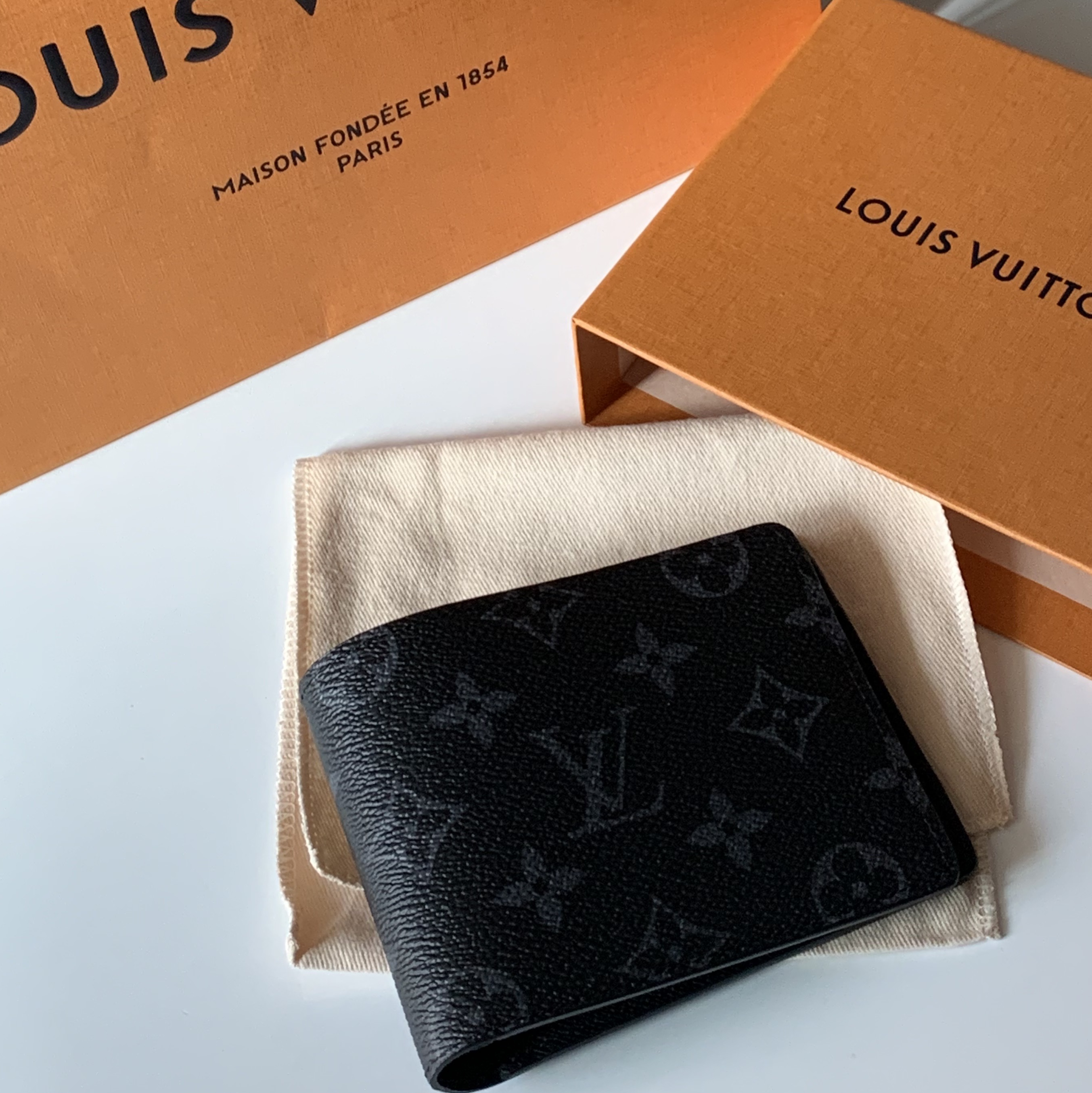 Louis Vuitton Multiple Wallet Monogram Eclipse 착용 스타일