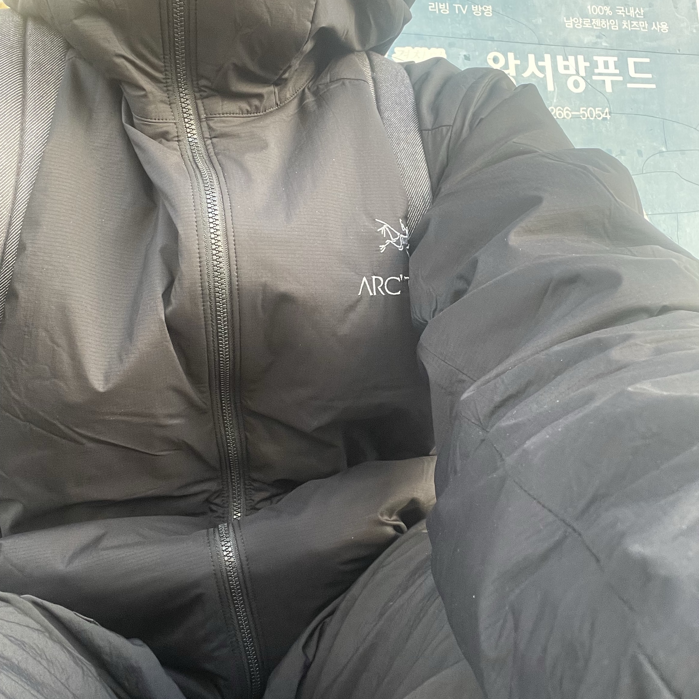 Arc'teryx Atom Hoody Black 착용 스타일