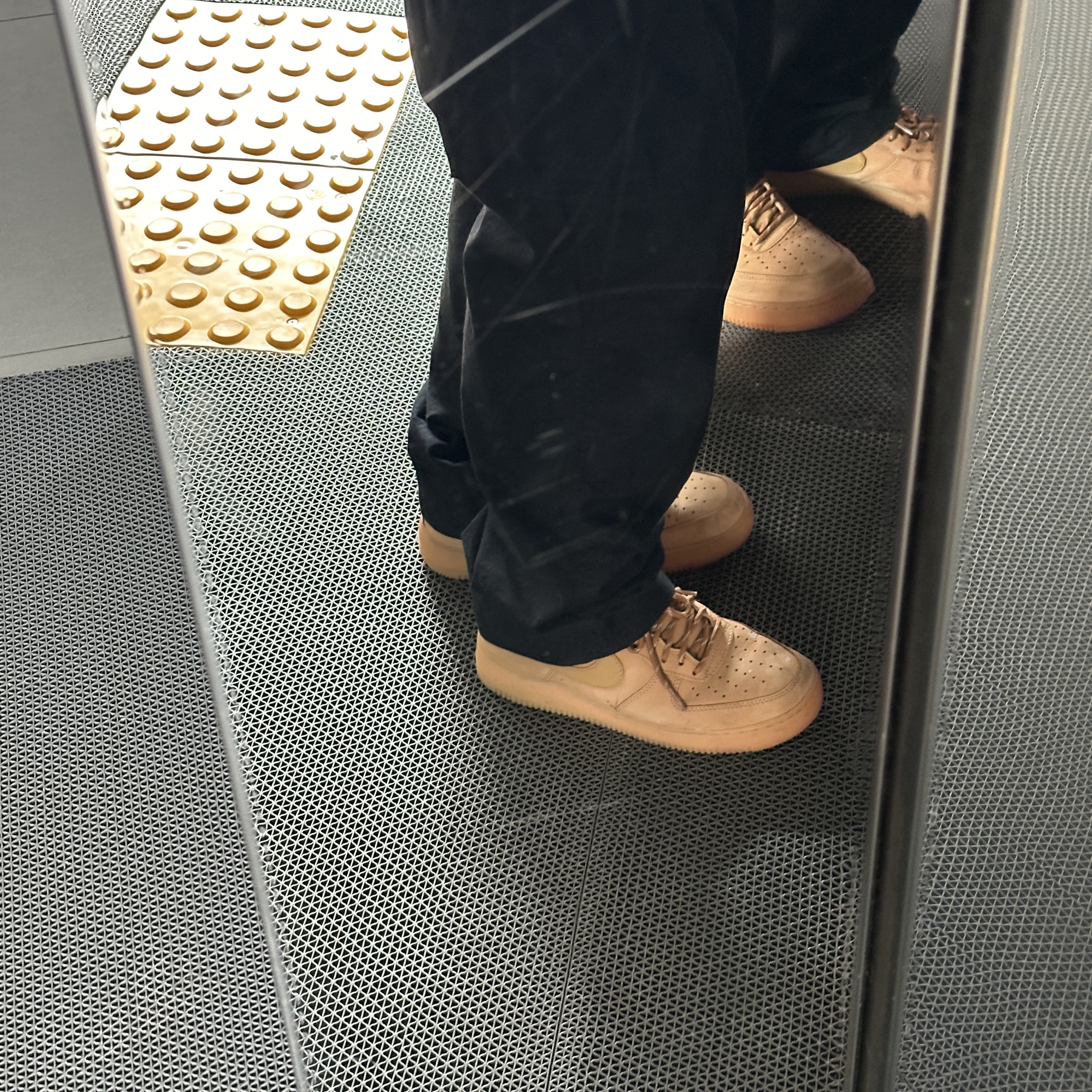 Nike Air Force 1 '07 WB Flax 착용 스타일