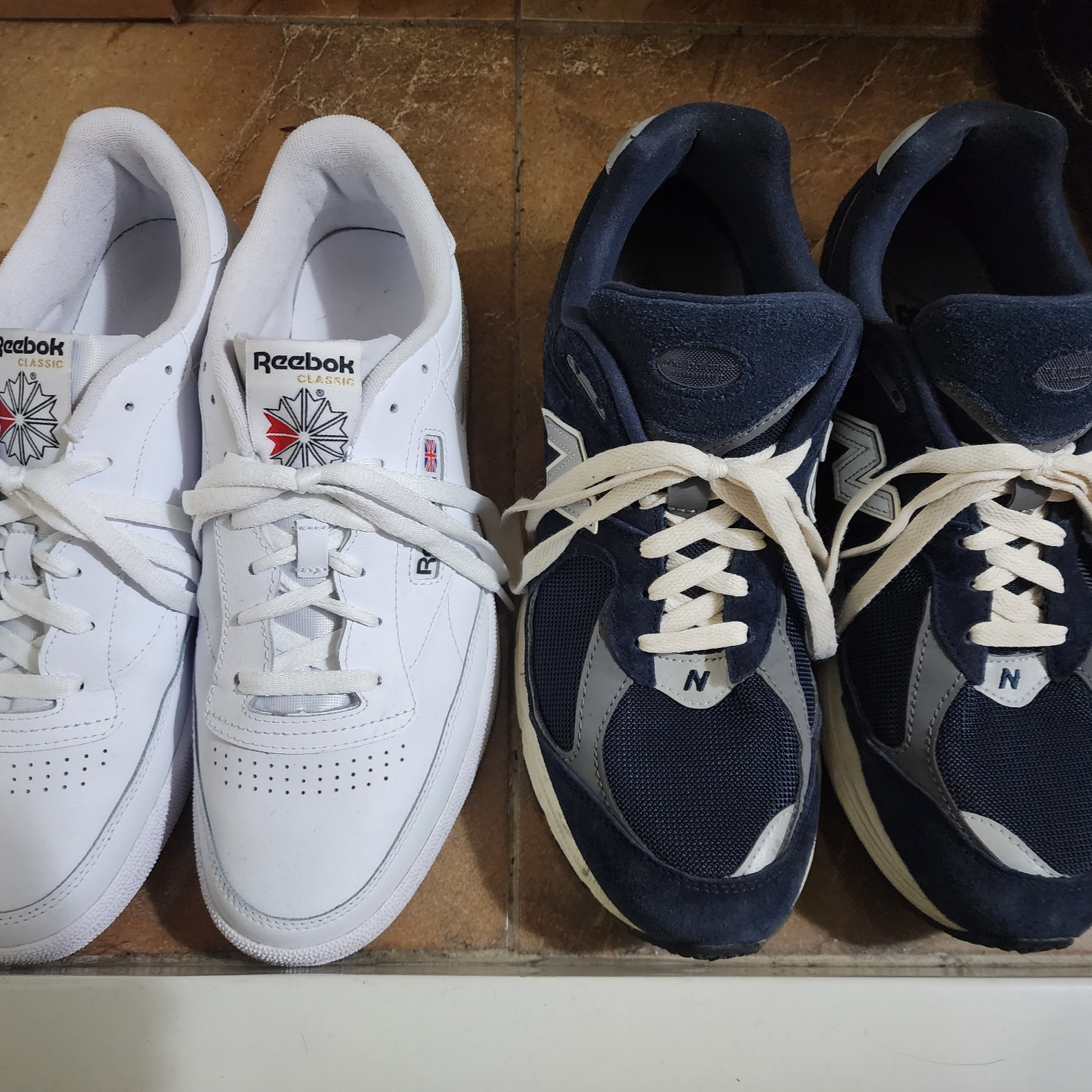New Balance 2002R Eclipse Castlerock, Reebok Club C 85 White 착용 스타일