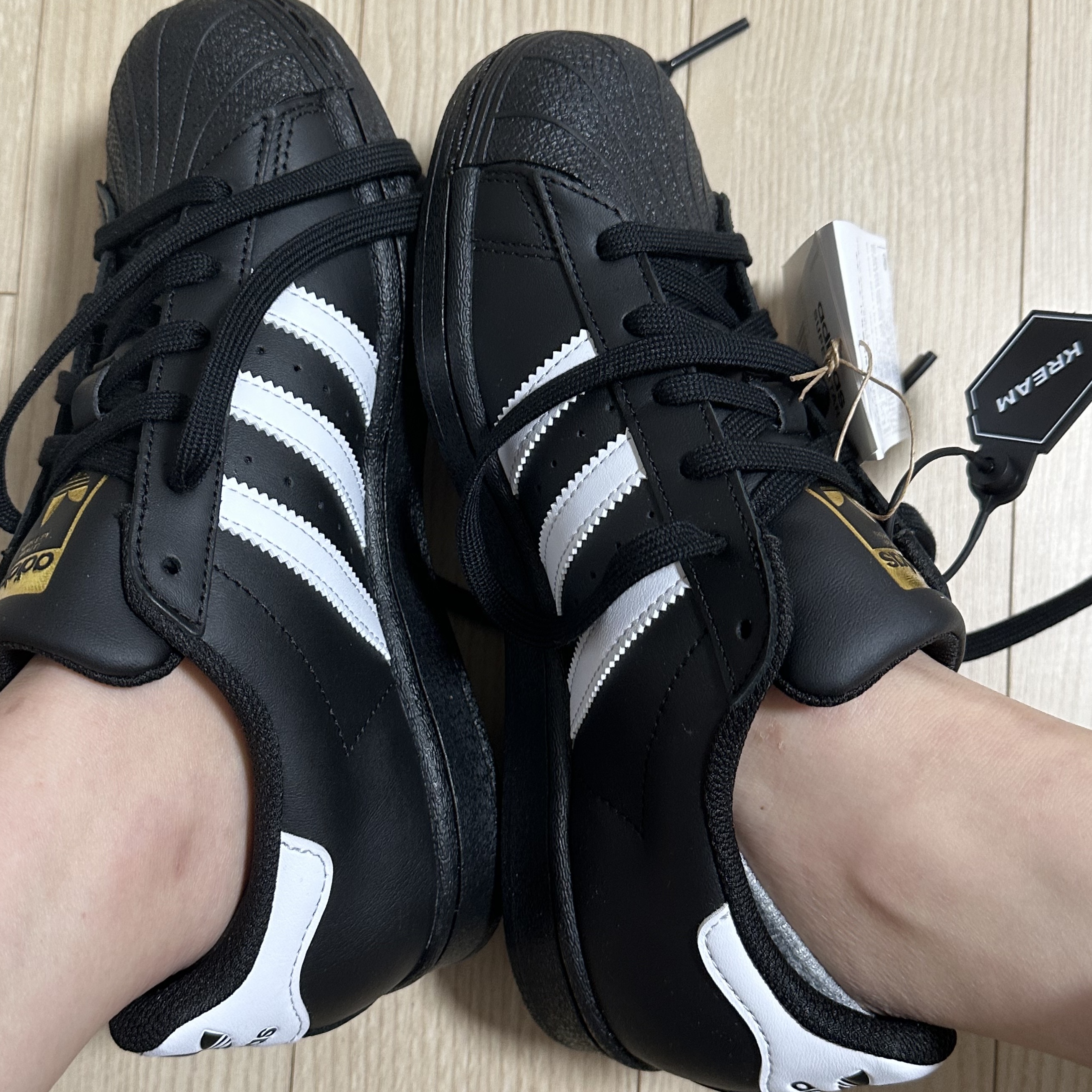 Adidas Superstar Core Black White, Adidas Samba OG Black White Gum 착용 스타일 - 1
