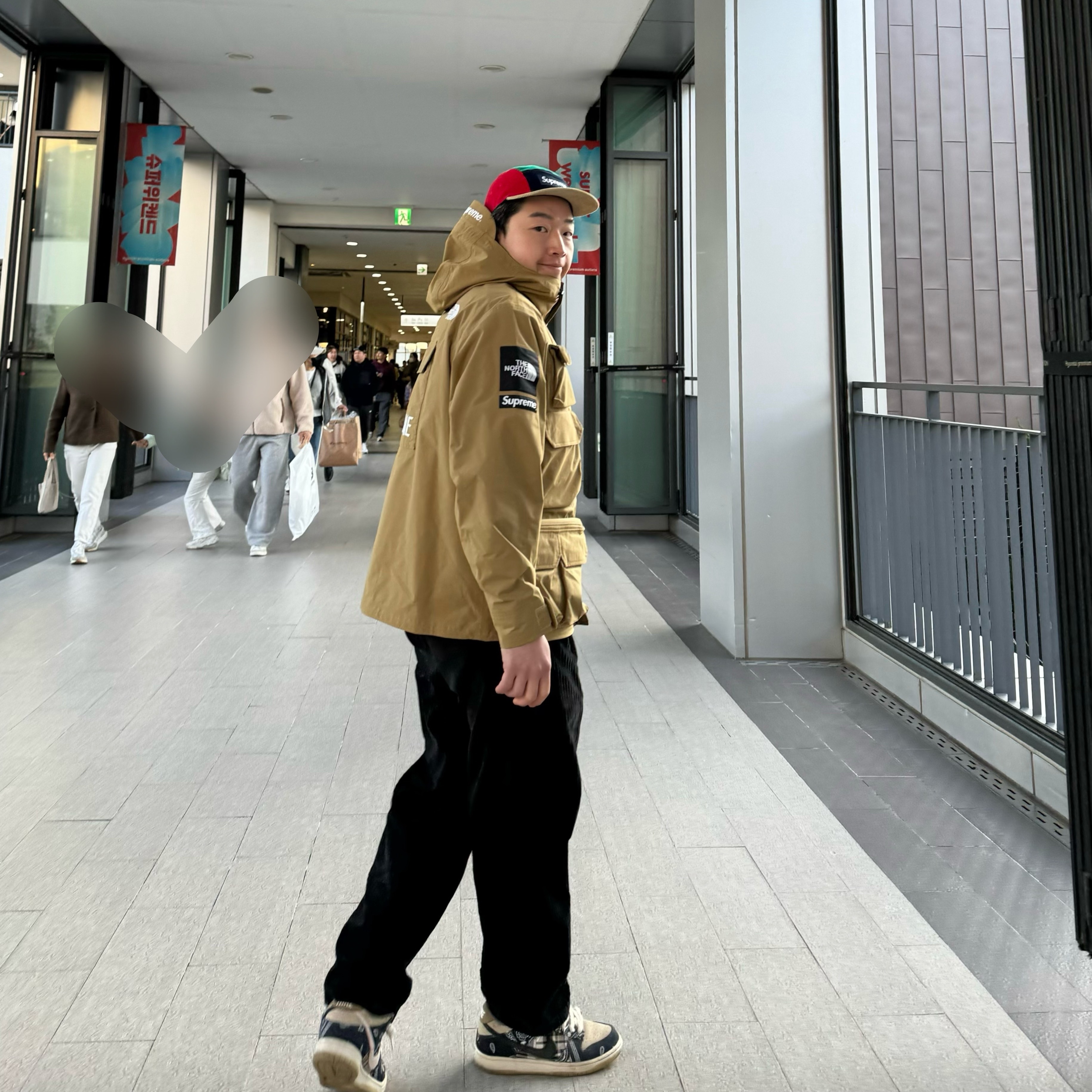 Supreme Corduroy Camp Cap Multicolor - 23FW, Supreme x The North Face Cargo Jacket Gold - 20SS 착용 스타일 - 1